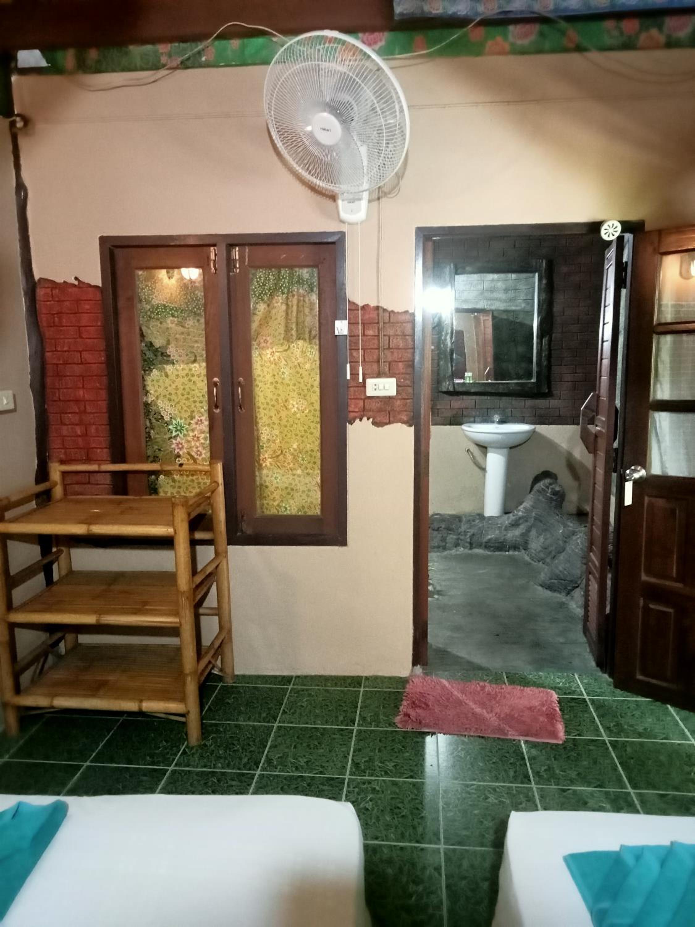 Standard Twin Room with Fan - Photo 3
