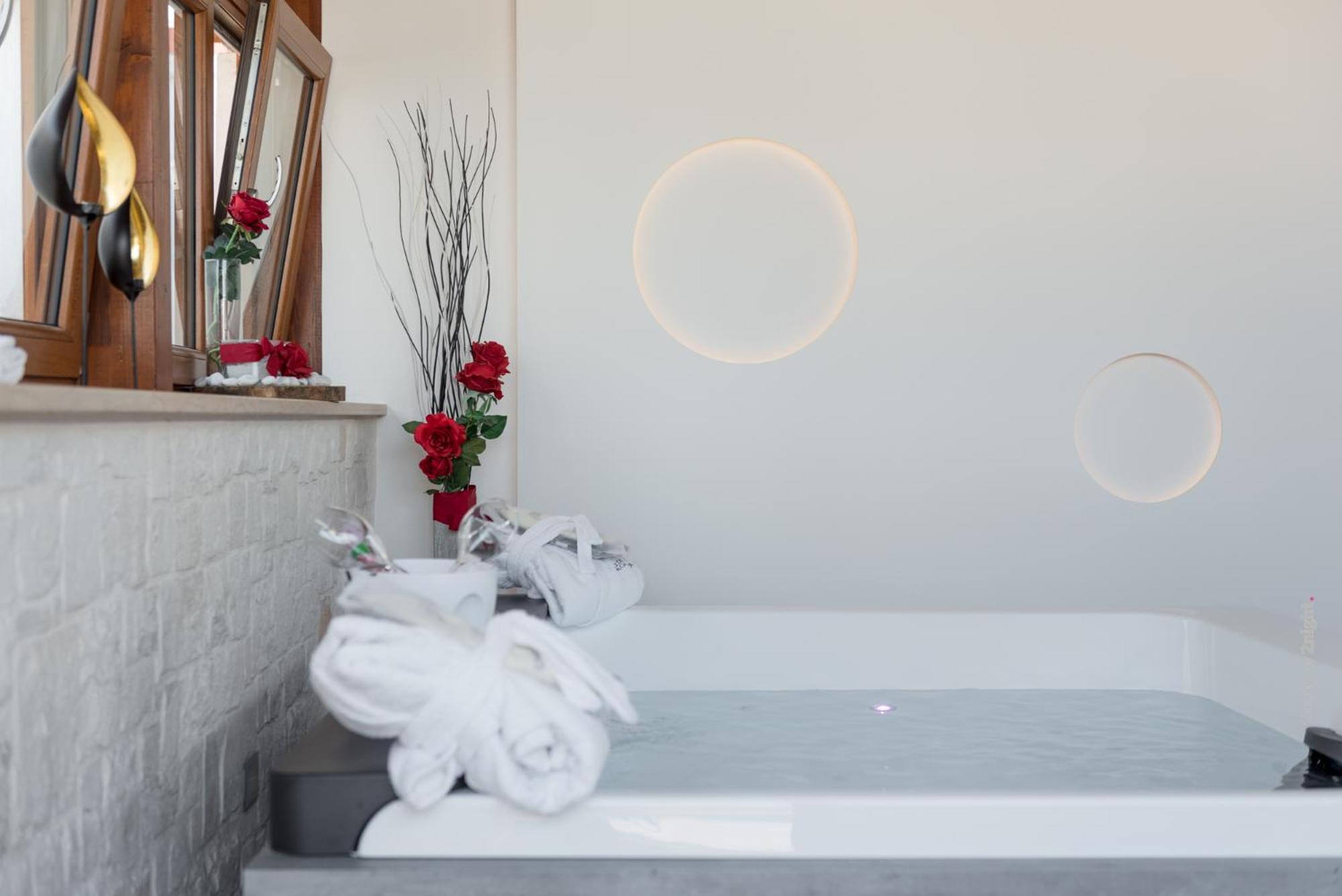 Queen Suite with Spa Bath photo 3