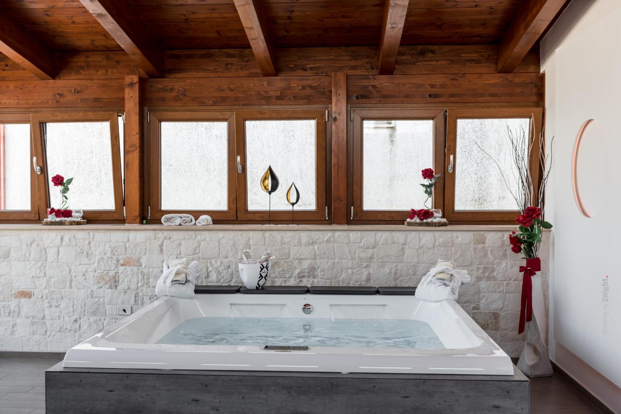Queen Suite with Spa Bath photo 2