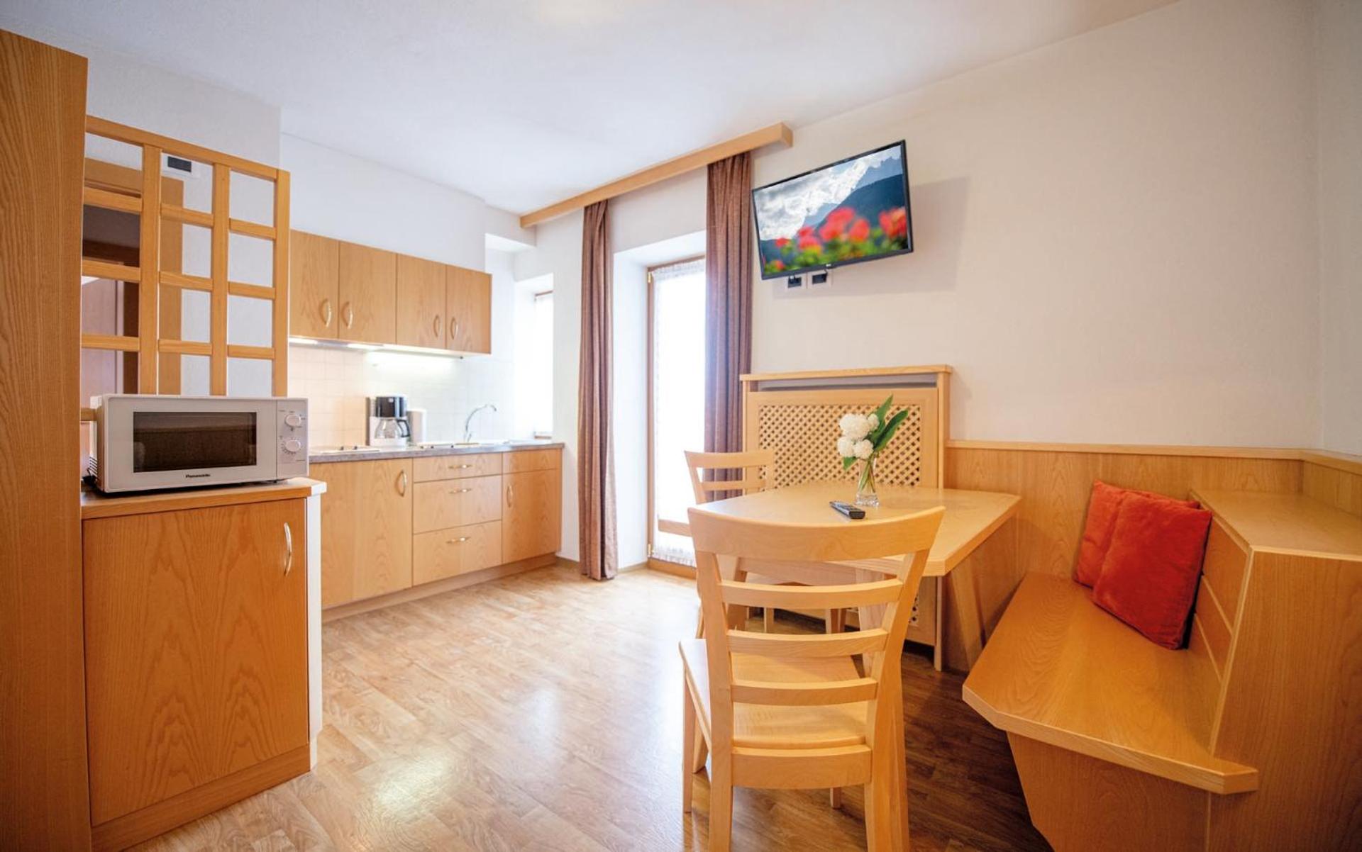 Apartment with Balcony photo 3