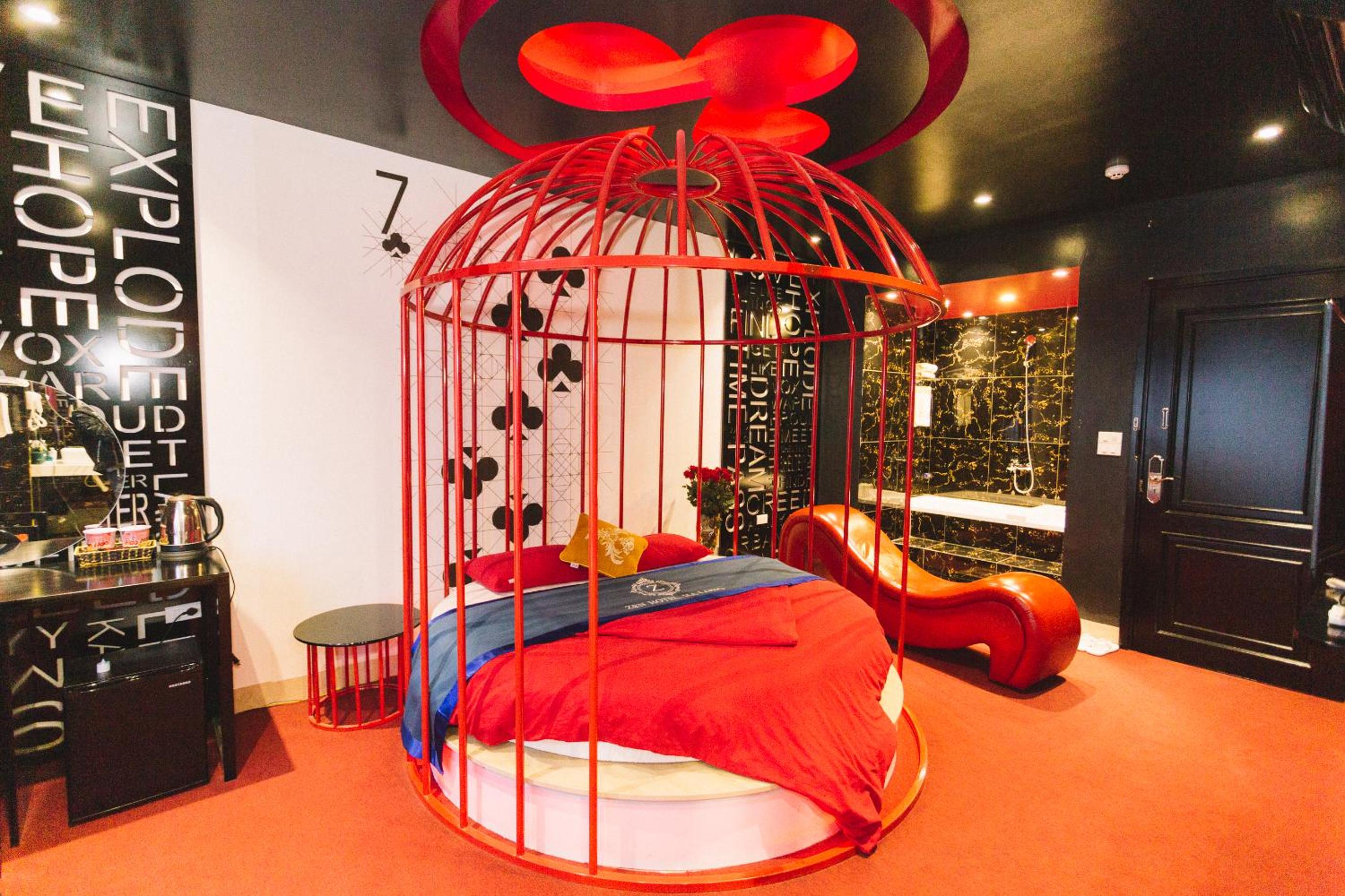 Deluxe Queen Room - Photo 19