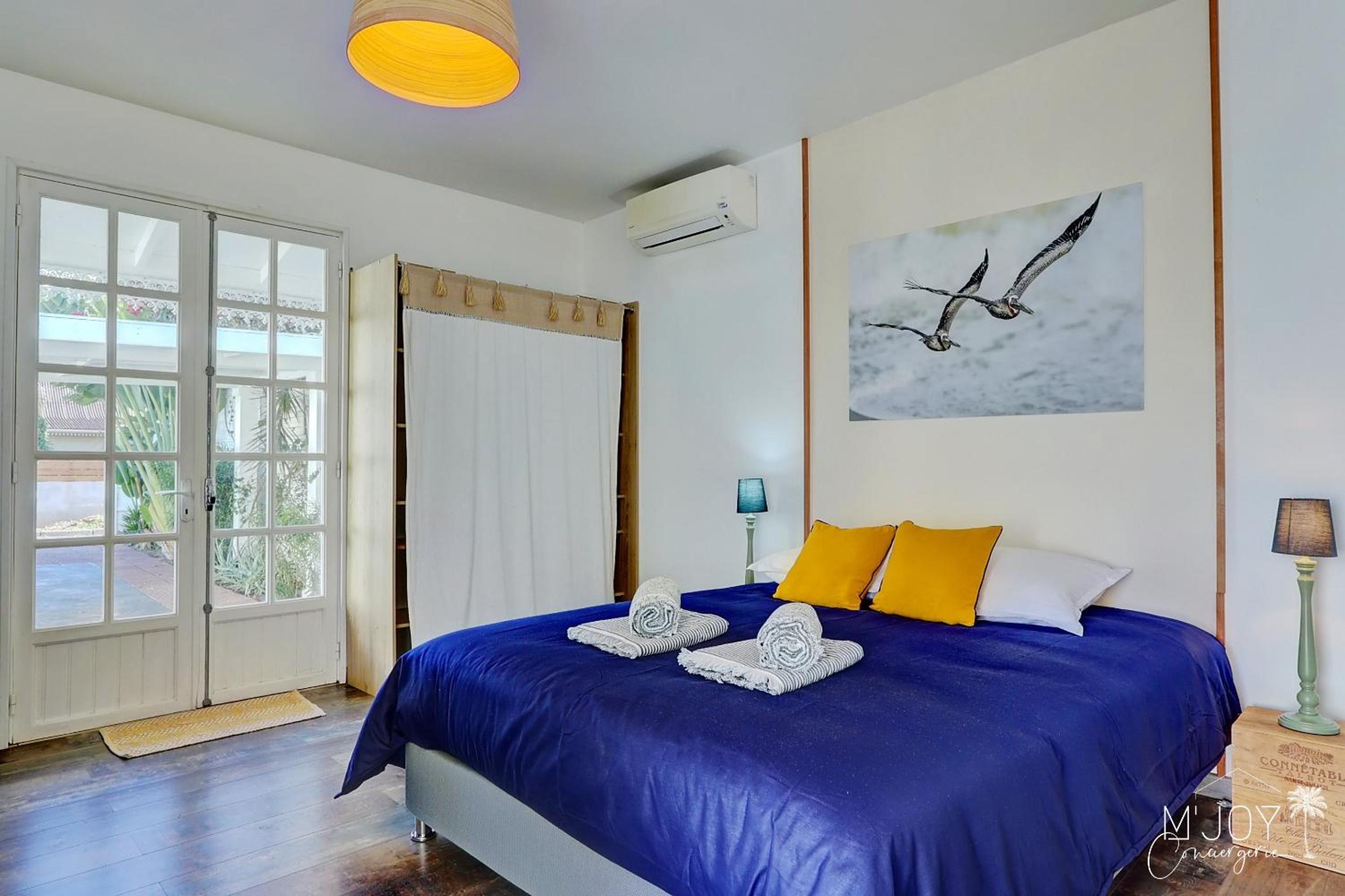 Five-Bedroom House photo 2