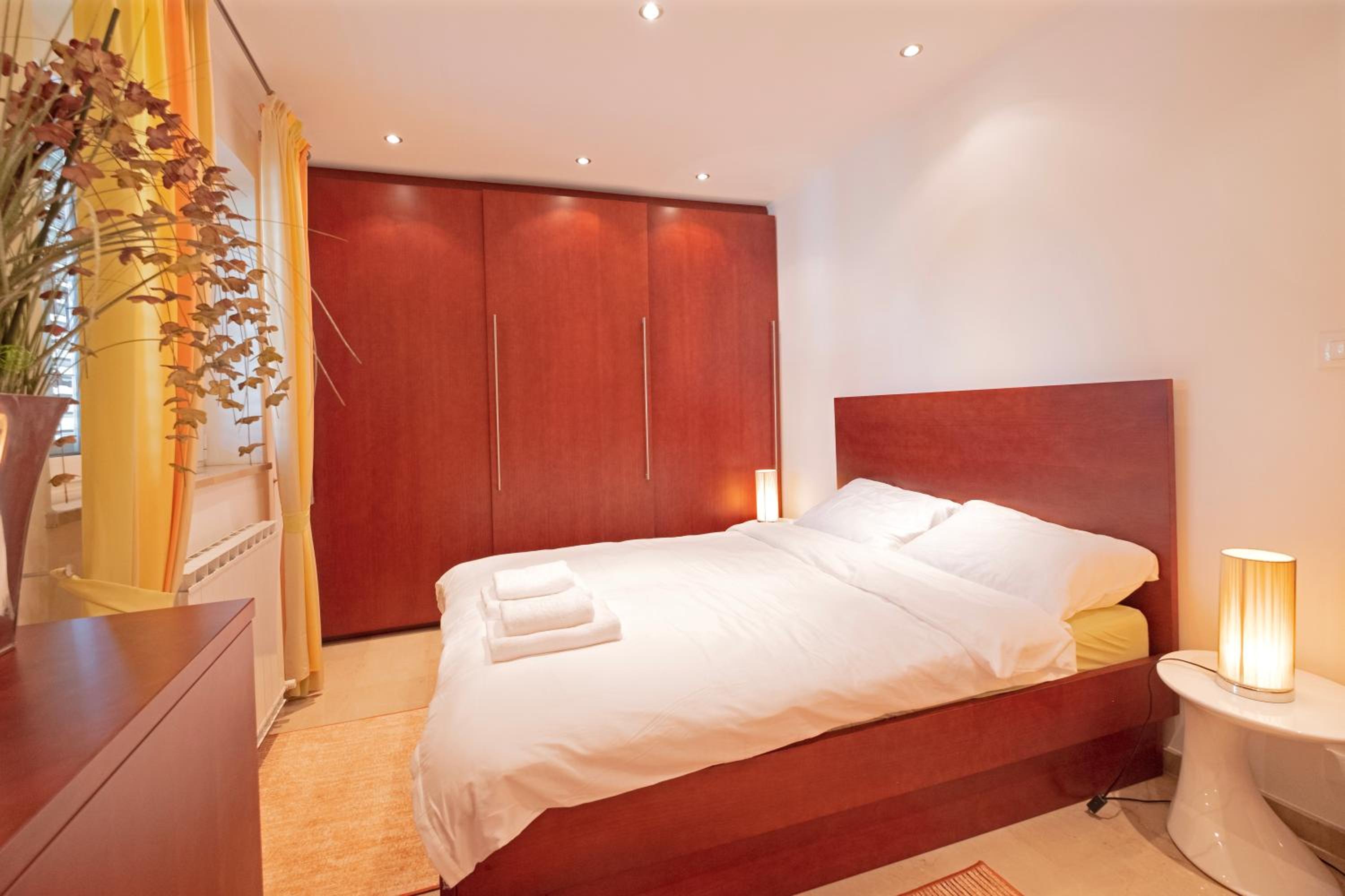 One-Bedroom Apartment photo 2