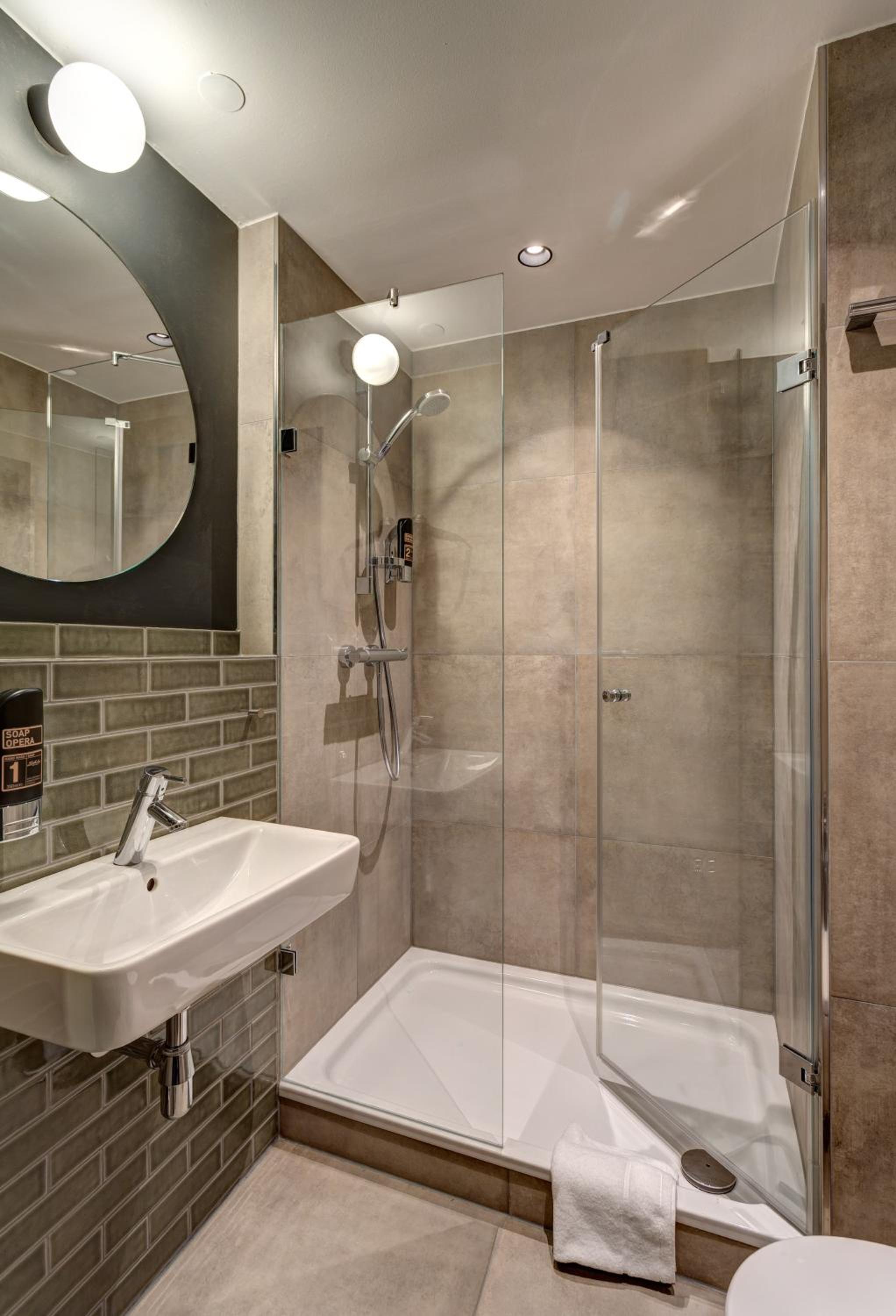 Standard Double Room thumbnail 5