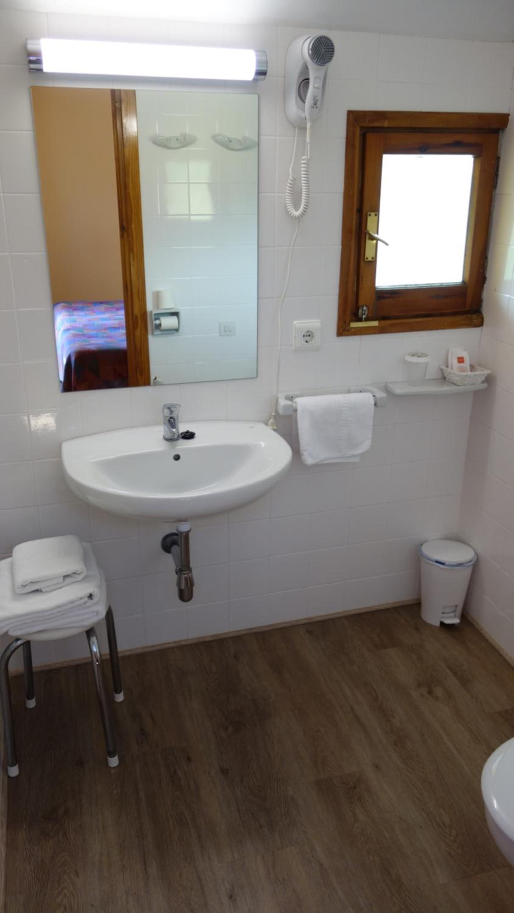 Twin Room - Photo 11