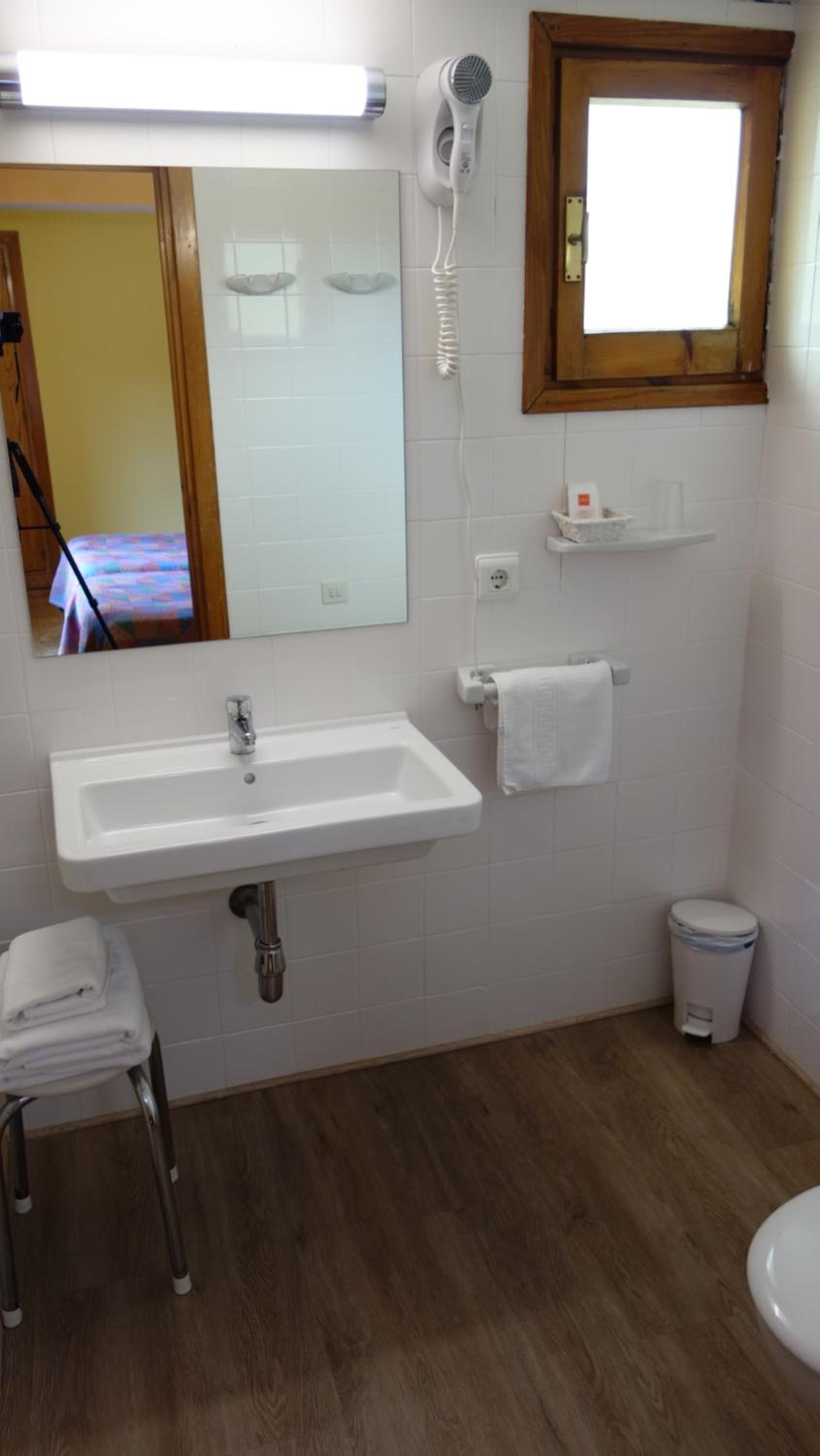 Twin Room - Photo 12