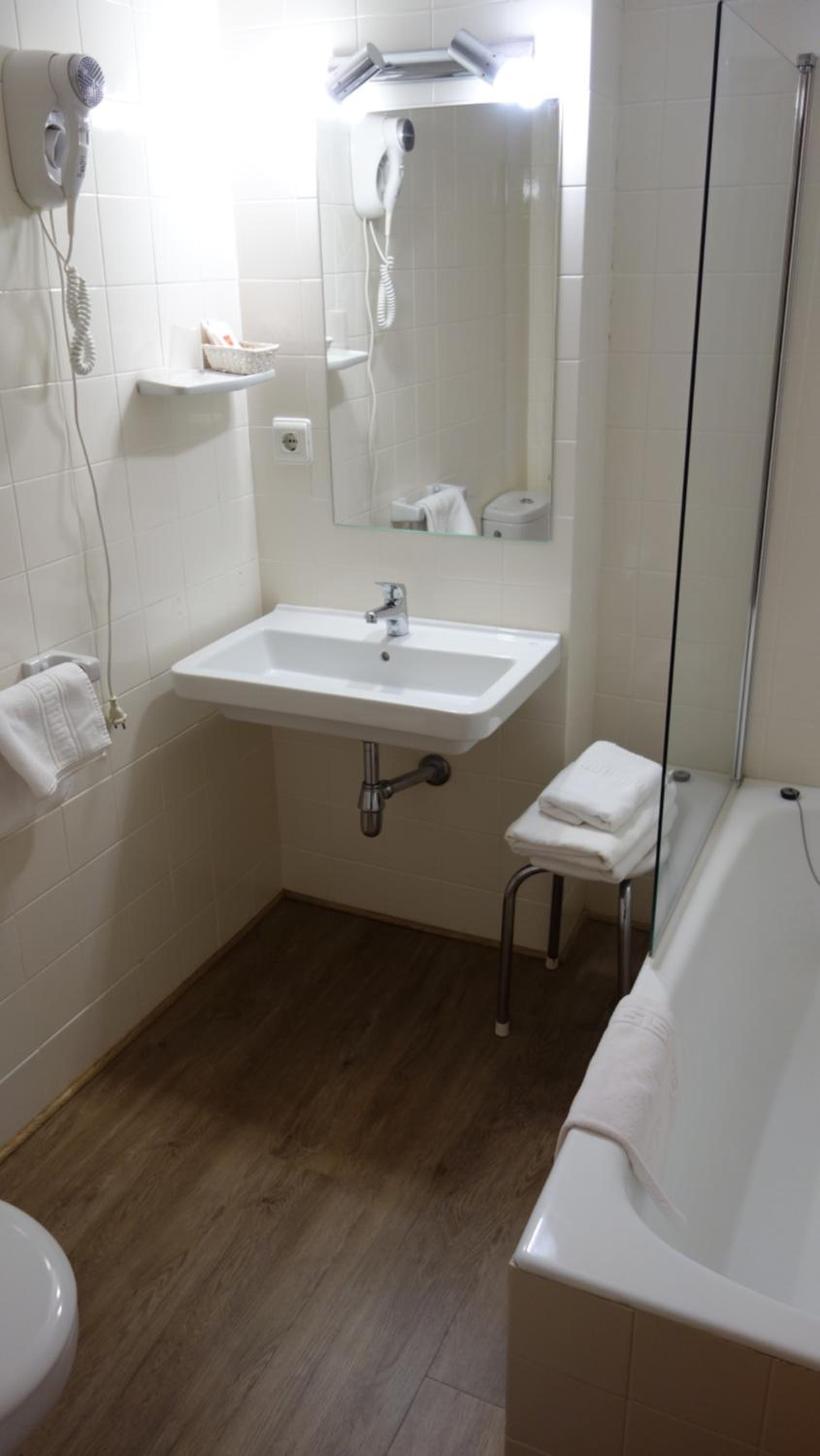 Twin Room - Photo 9