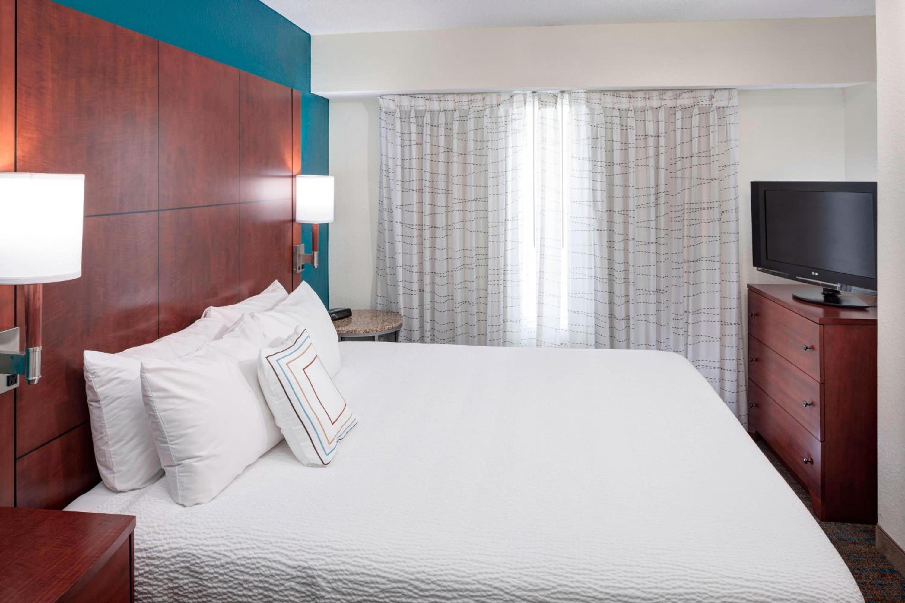 One-Bedroom King Suite - Photo 3