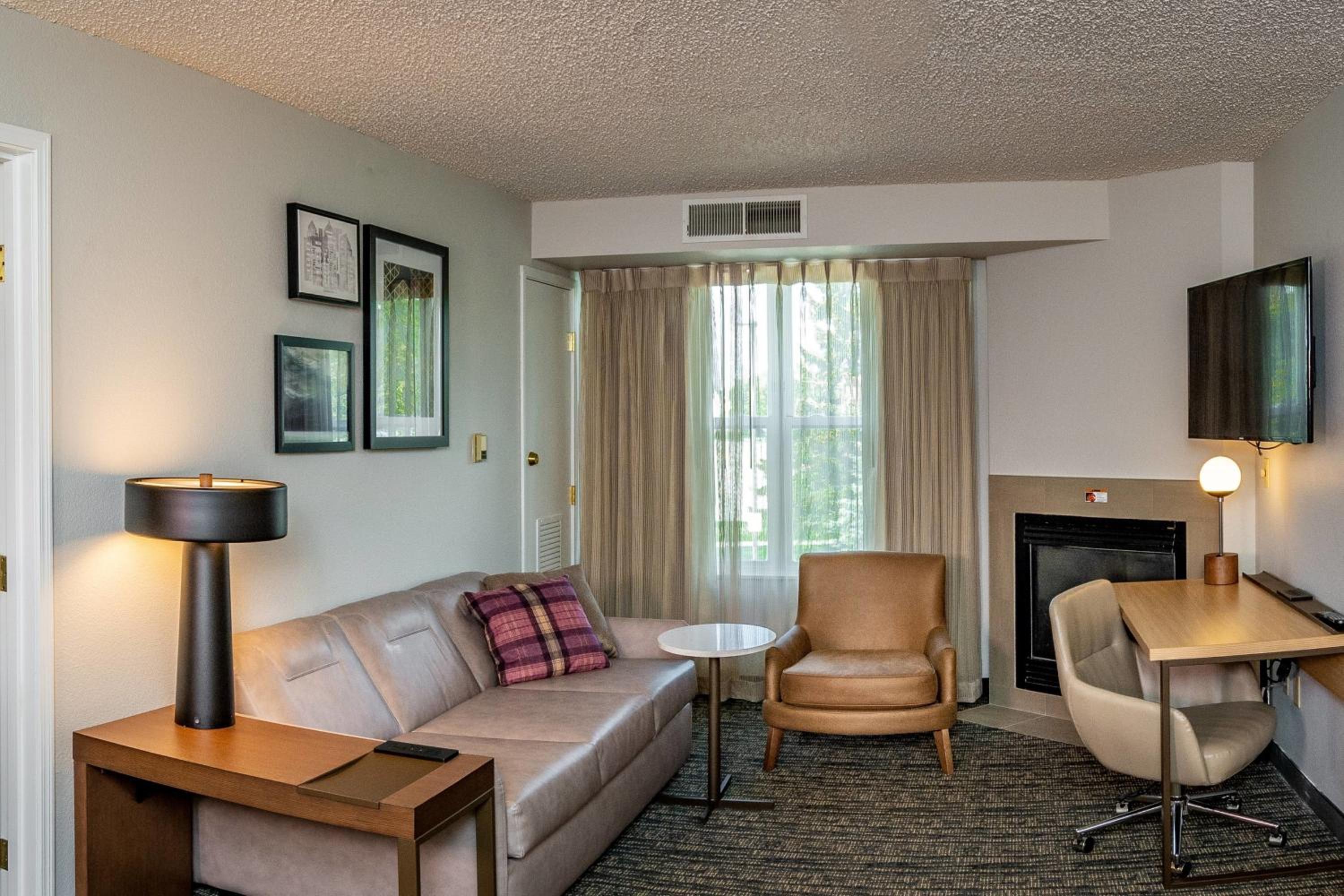 Two-Bedroom Queen Suite - Photo 2