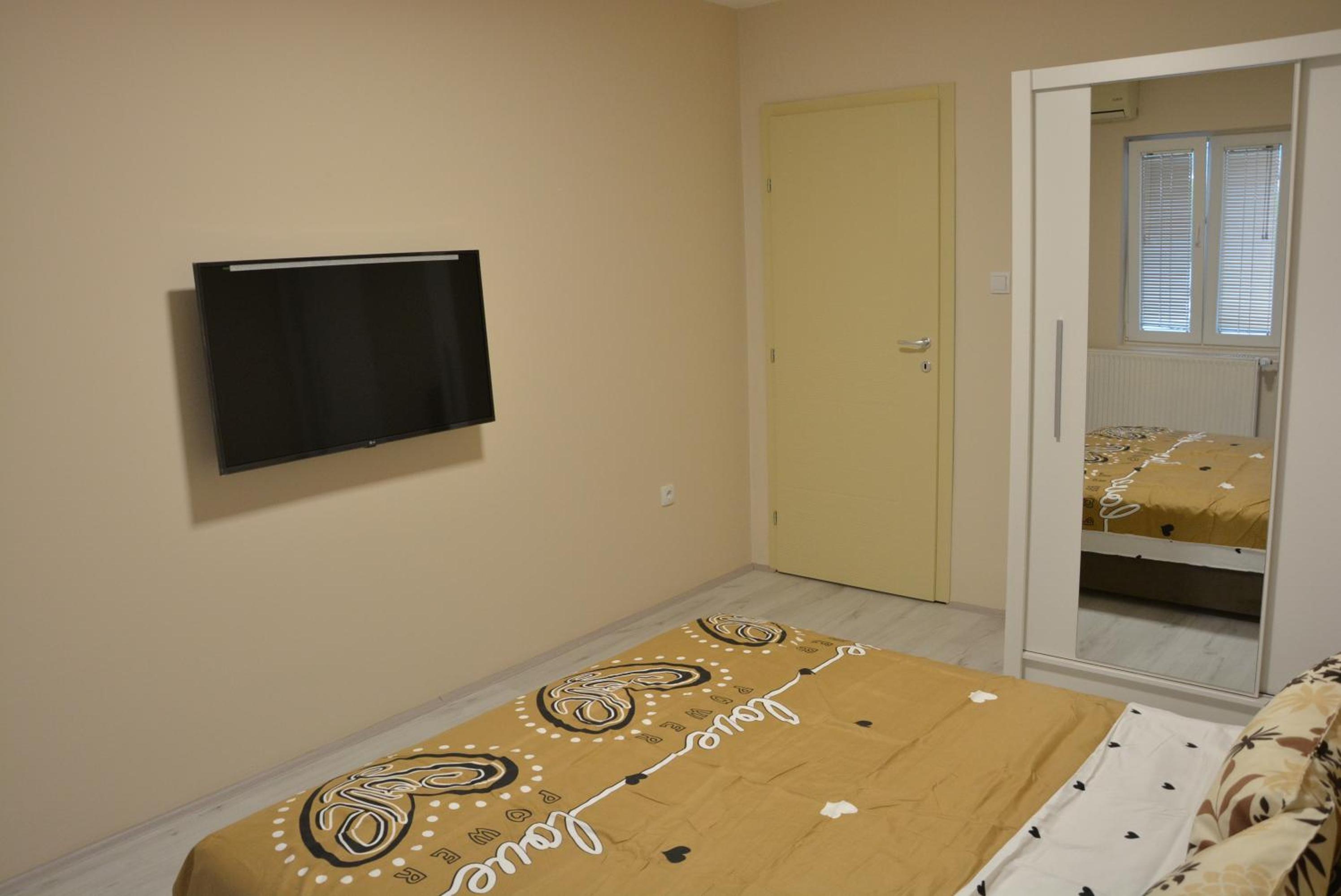 One-Bedroom Apartment photo 1