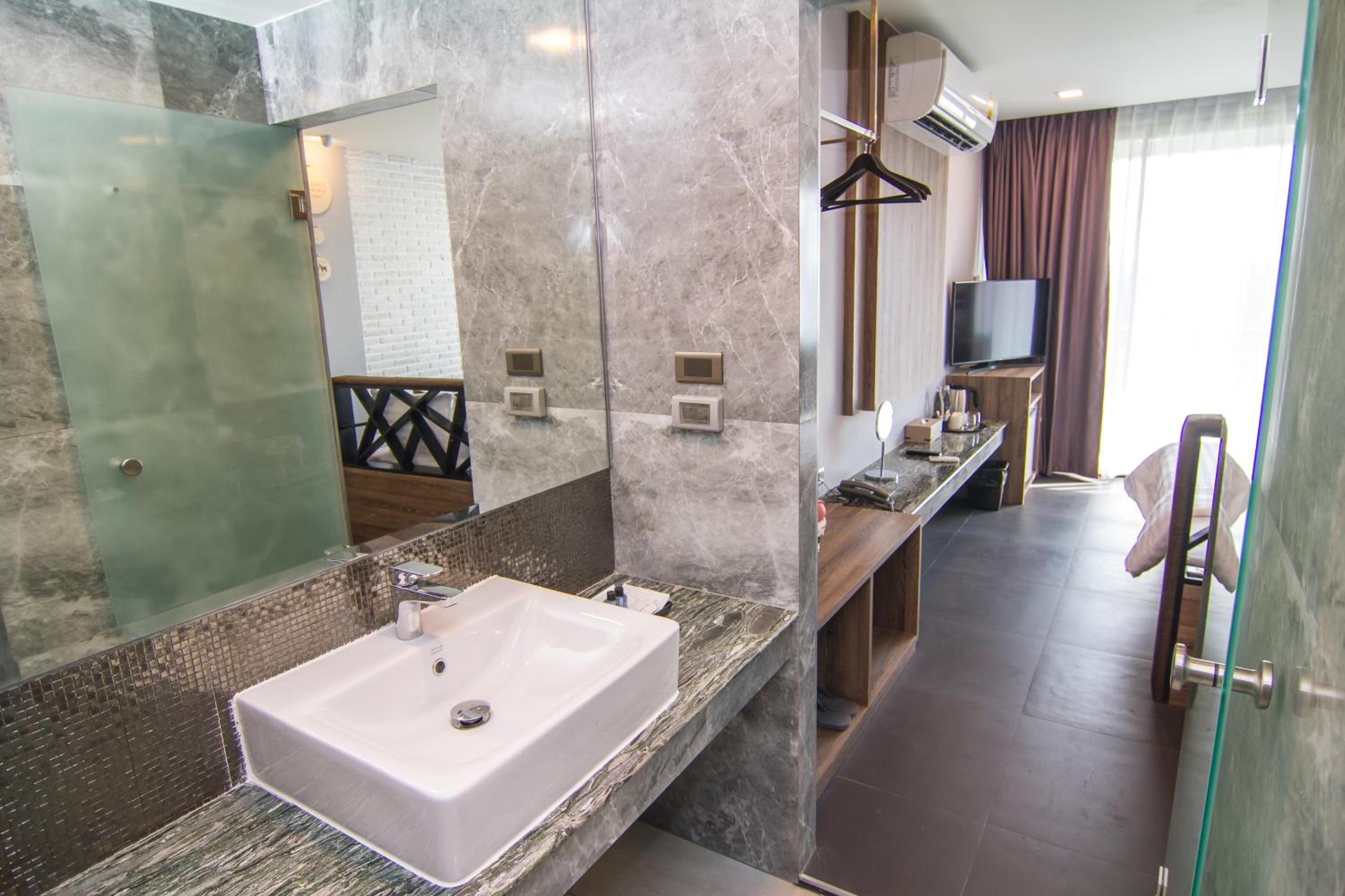 Deluxe Room - Photo 2