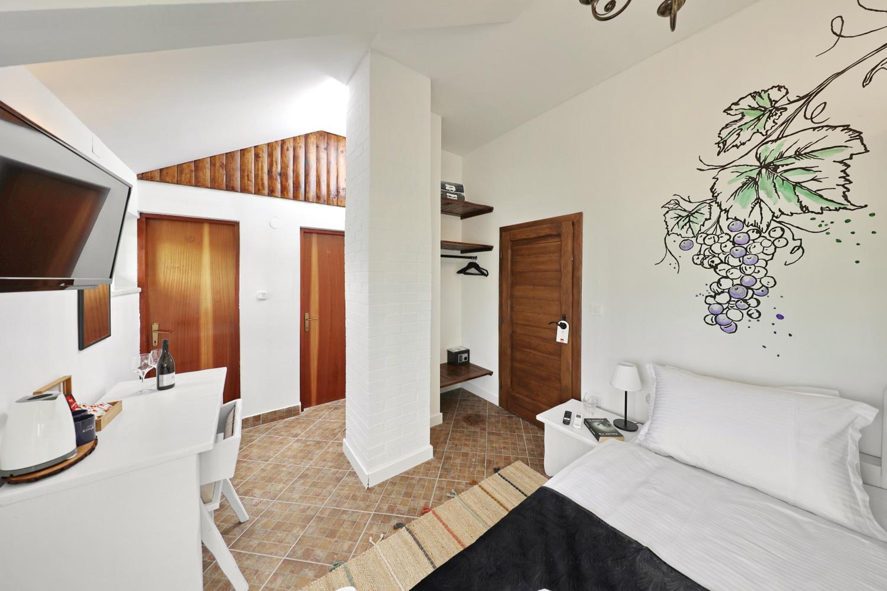 Deluxe Quadruple Room - Photo 25