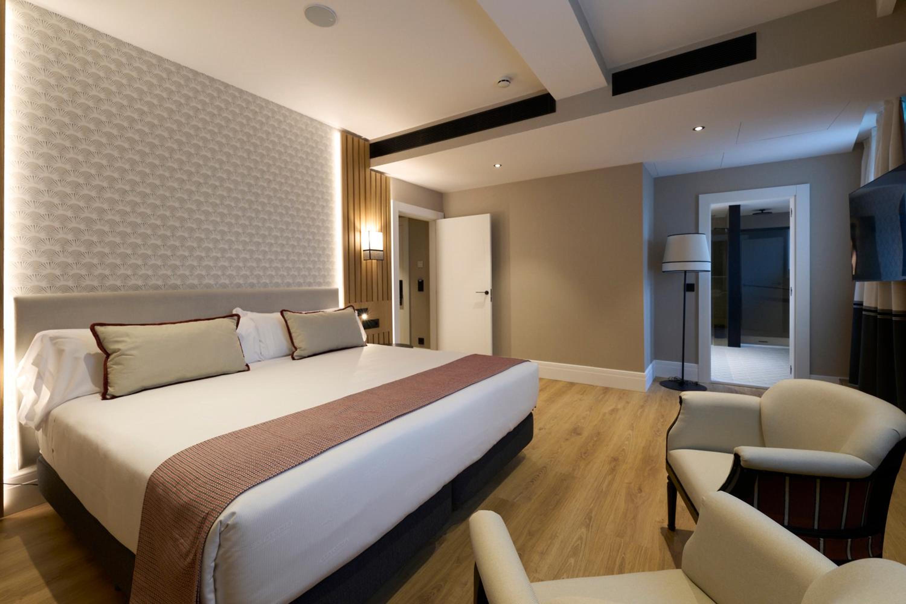 Panoramic Deluxe Junior Suite with Private Pool photo 2