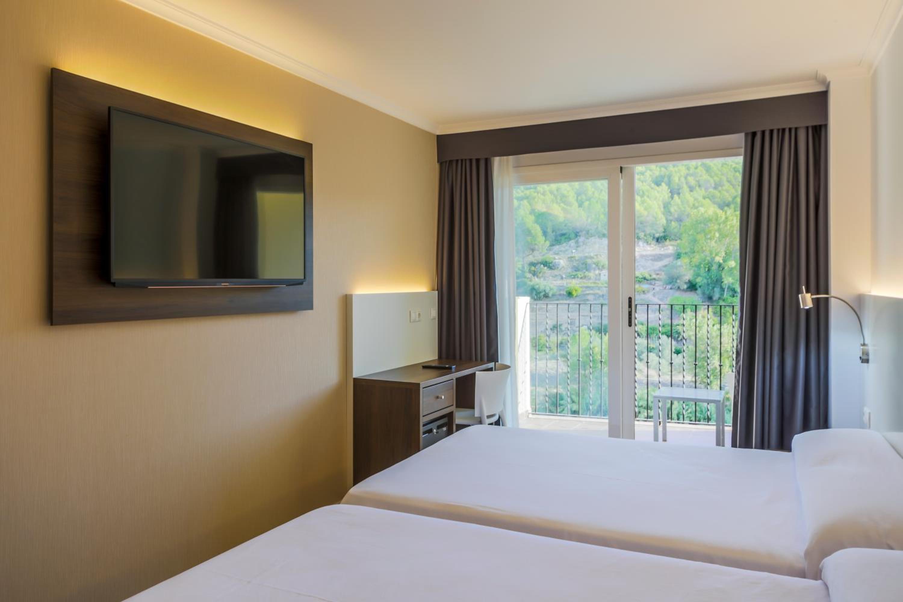 Premium Double or Twin Room with River View - Photo 5