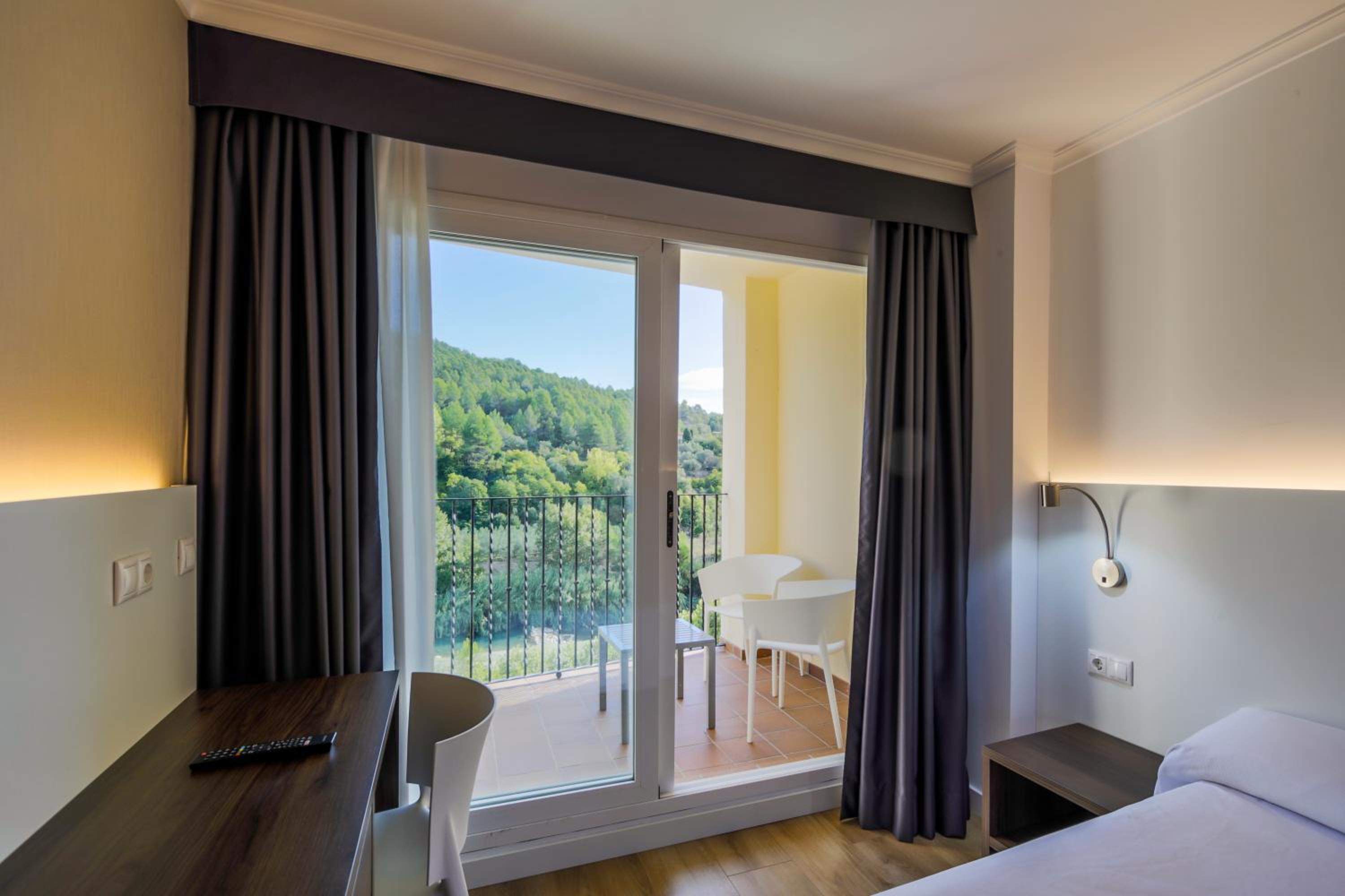 Premium Double or Twin Room with River View - Photo 4