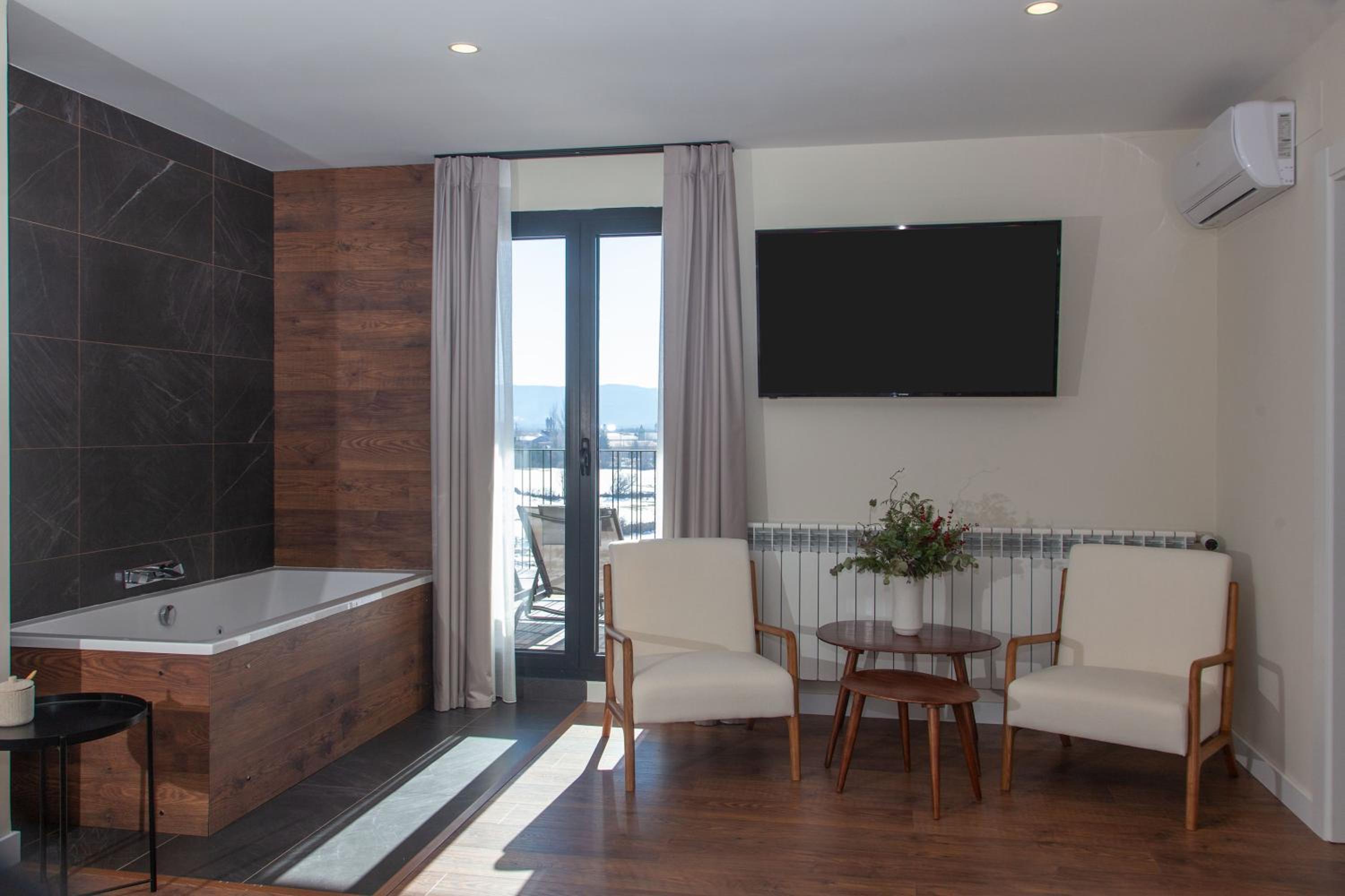 Suite Deluxe con Bañera de Hidromasaje Suite Deluxe con Bañera de Hidromasaje