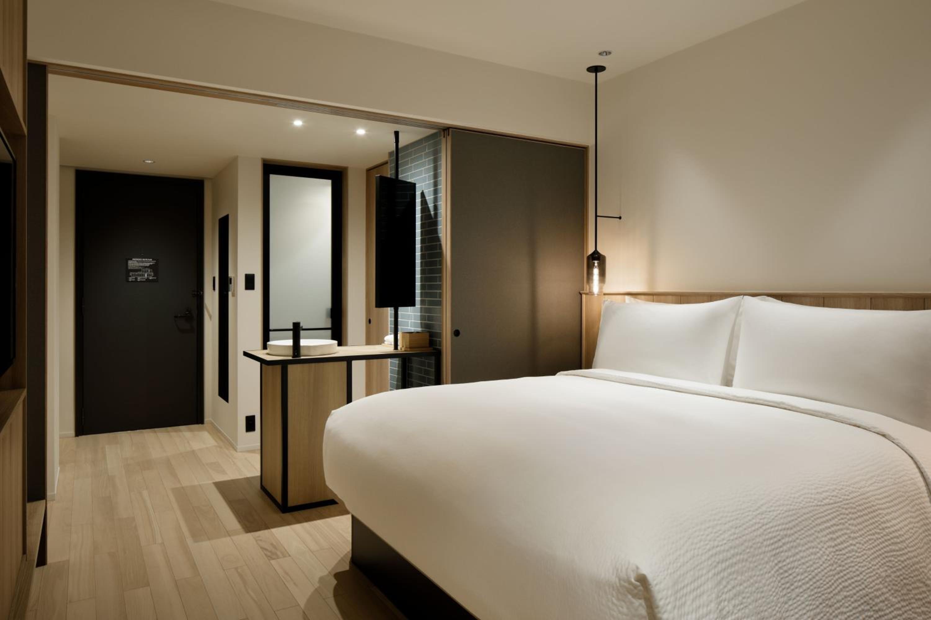 Standard  Guest Room  with  King Bed - Photo 7