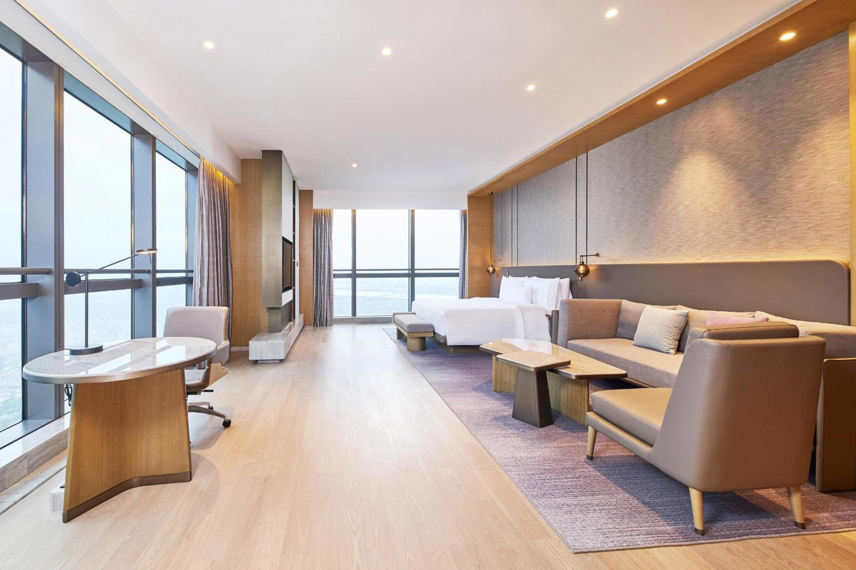 Club Renewal, Club lounge access, Guest room, 1 King - Photo 3