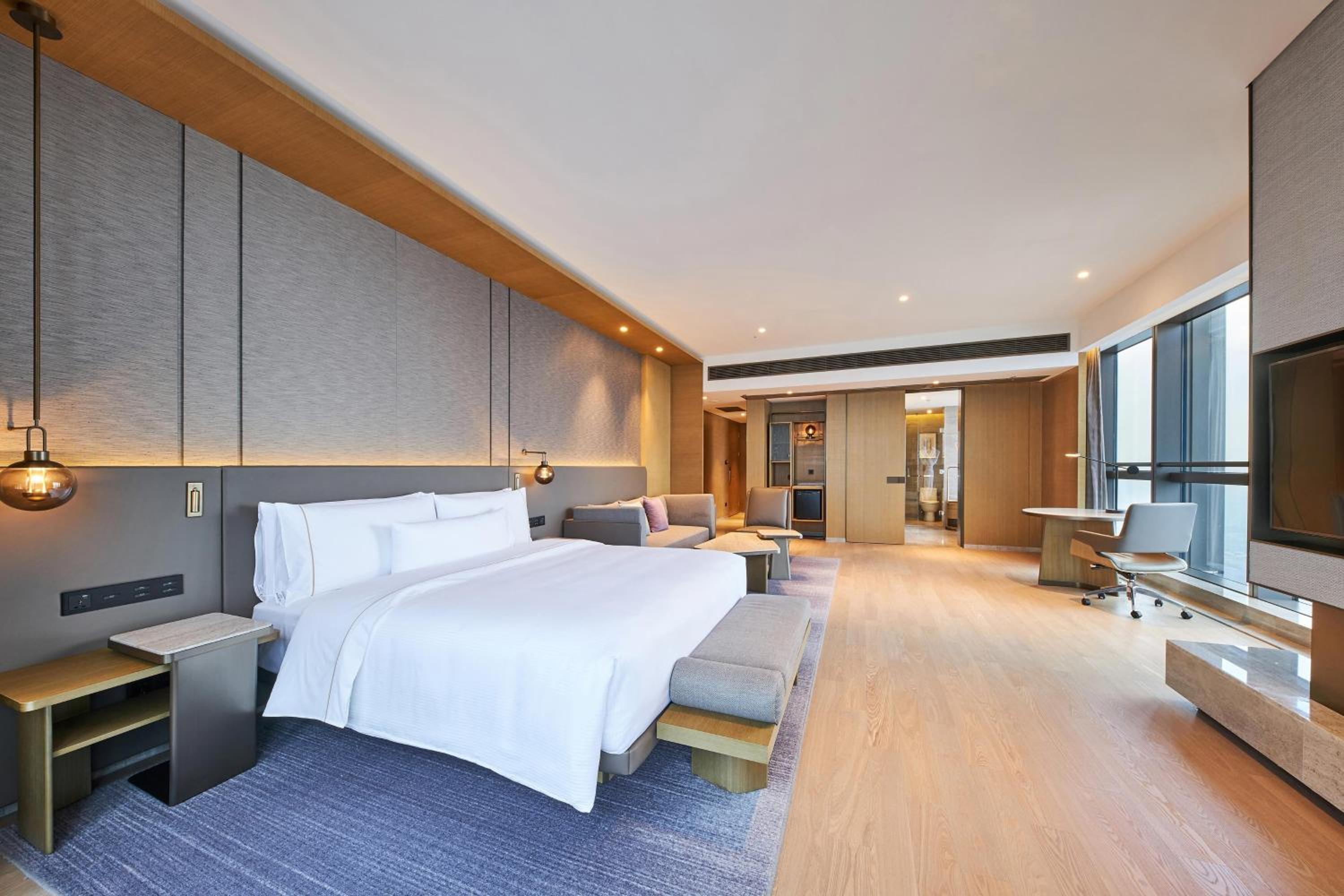 Club Renewal, Club lounge access, Guest room, 1 King - Photo 4