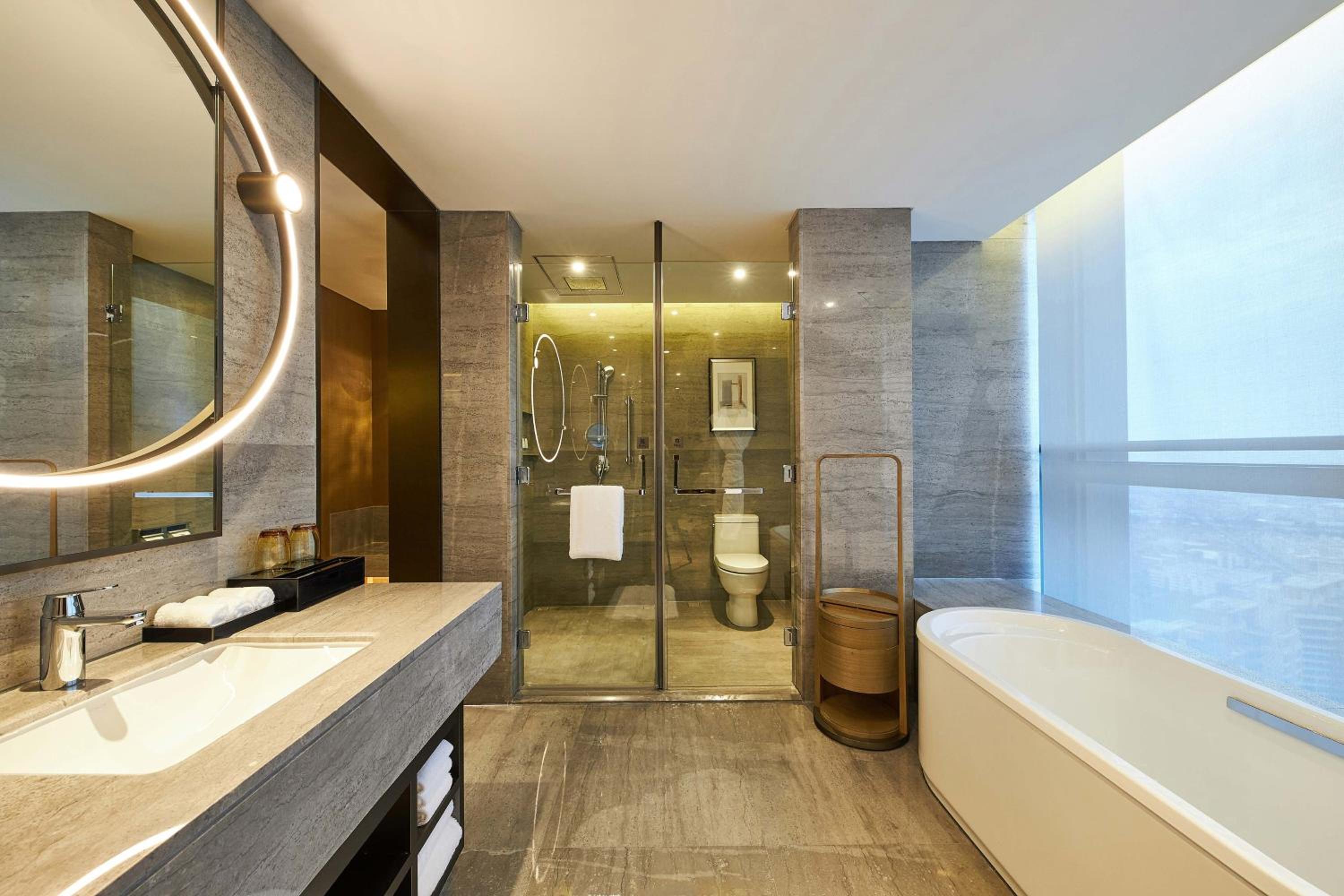 Club Renewal, Club lounge access, Guest room, 1 King - Photo 5