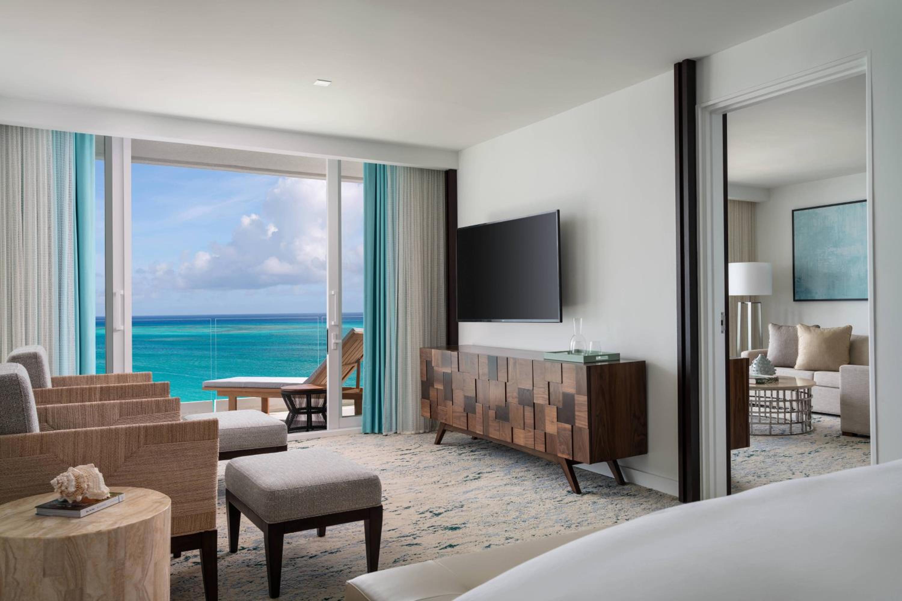 Executive Suite with 1 King, Oceanfront, Balcony - Photo 2
