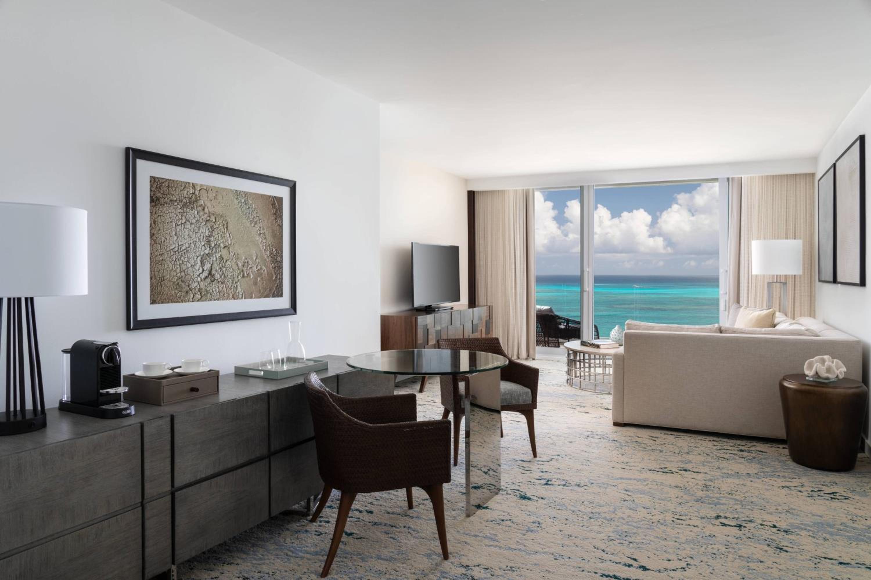 Executive Suite with 1 King, Oceanfront, Balcony - Photo 1