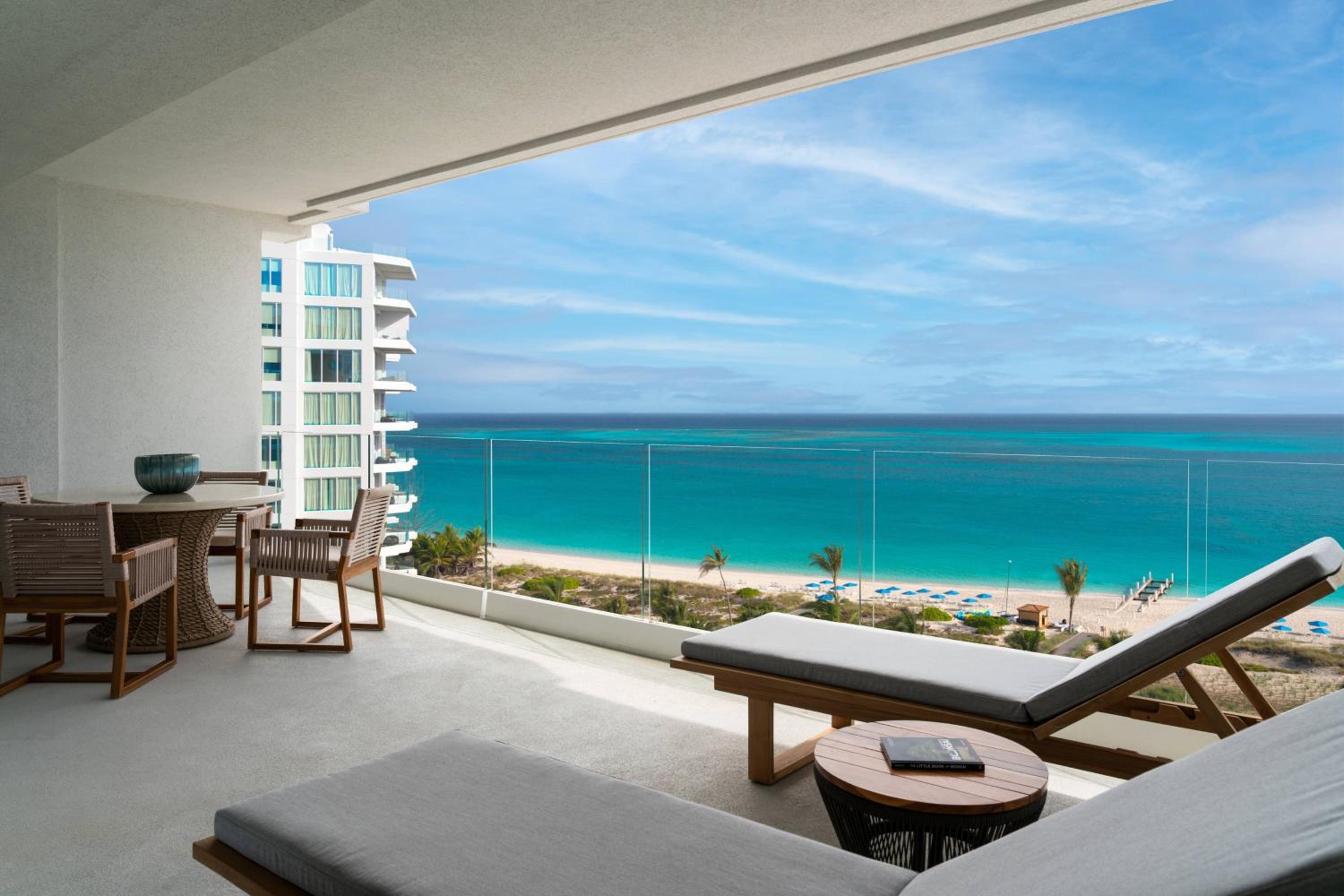 Deluxe King Room Oceanfront - Club Level - Photo 2