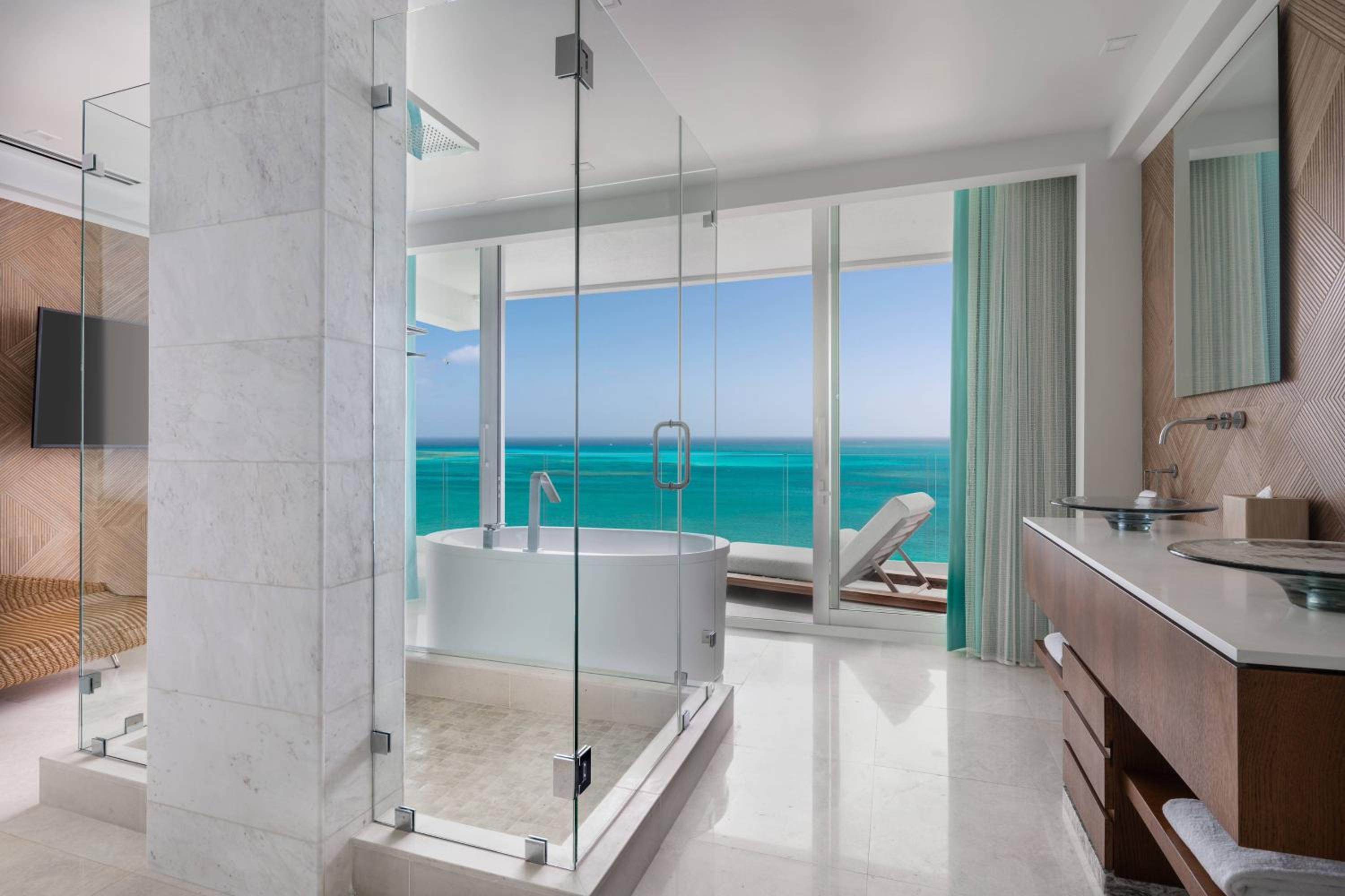 Deluxe King Room Oceanfront - Club Level - Photo 5