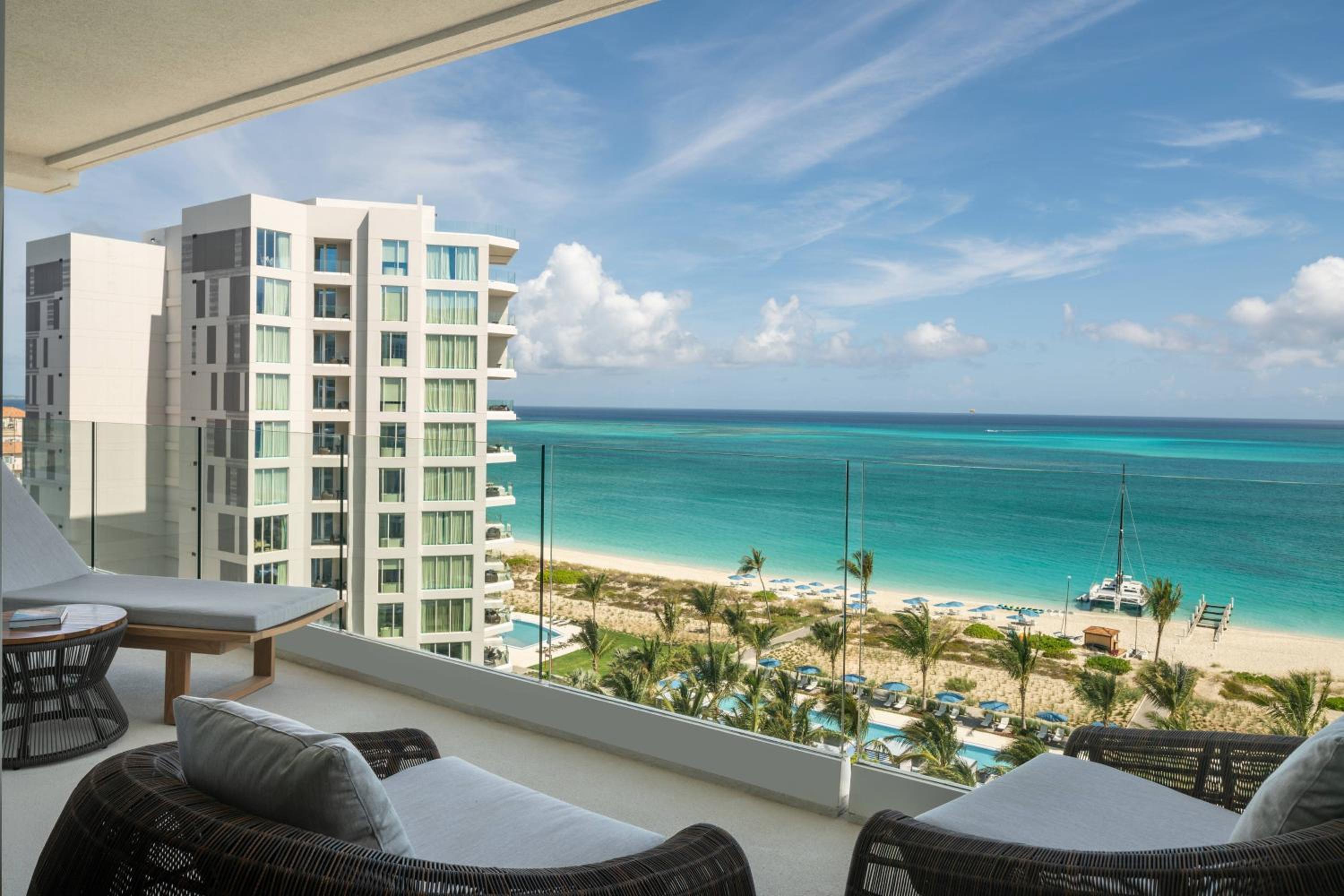 Executive Suite with 1 King, Oceanfront, Balcony - Photo 4