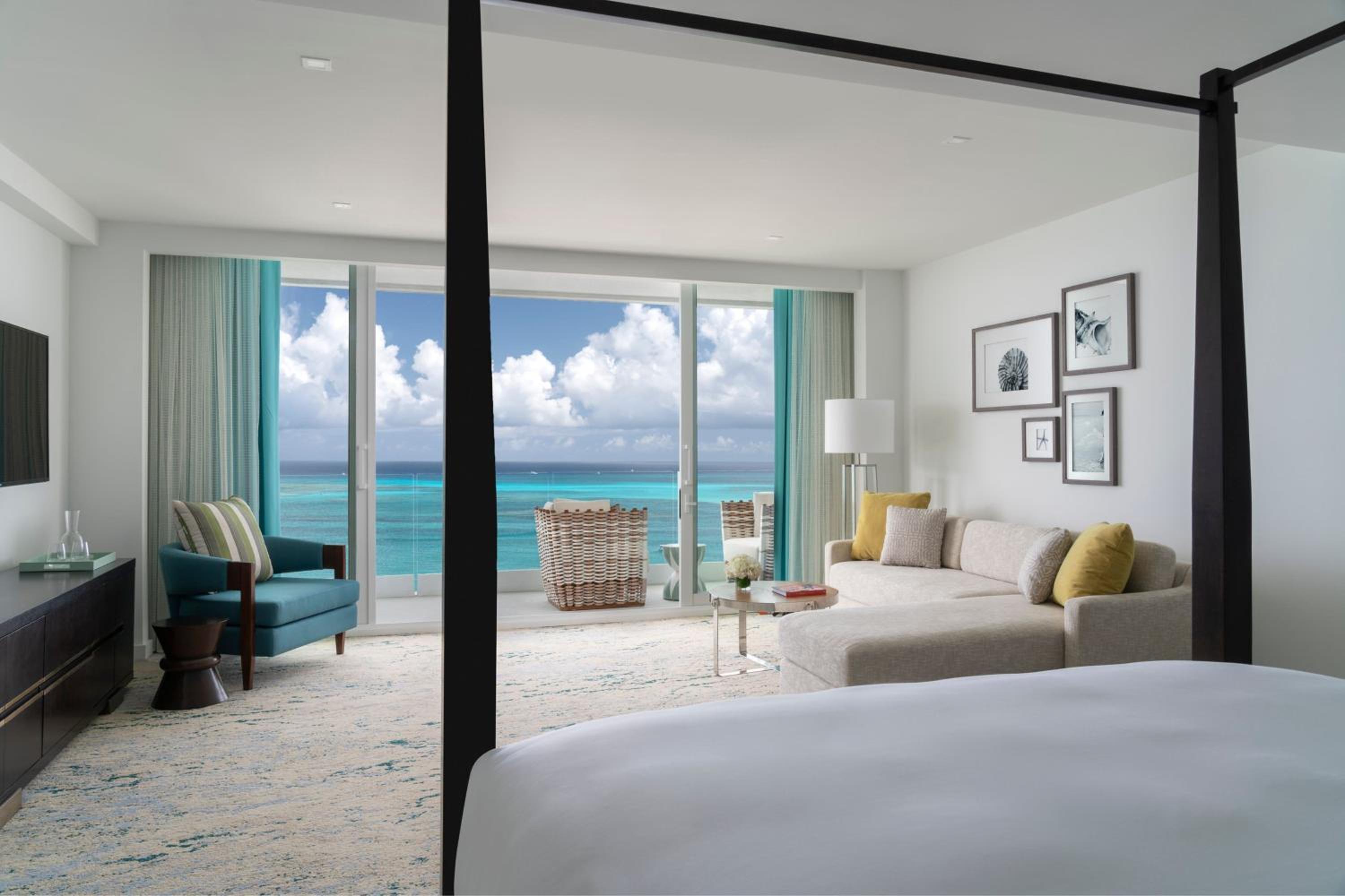 Deluxe King Room Oceanfront - Club Level - Photo 6