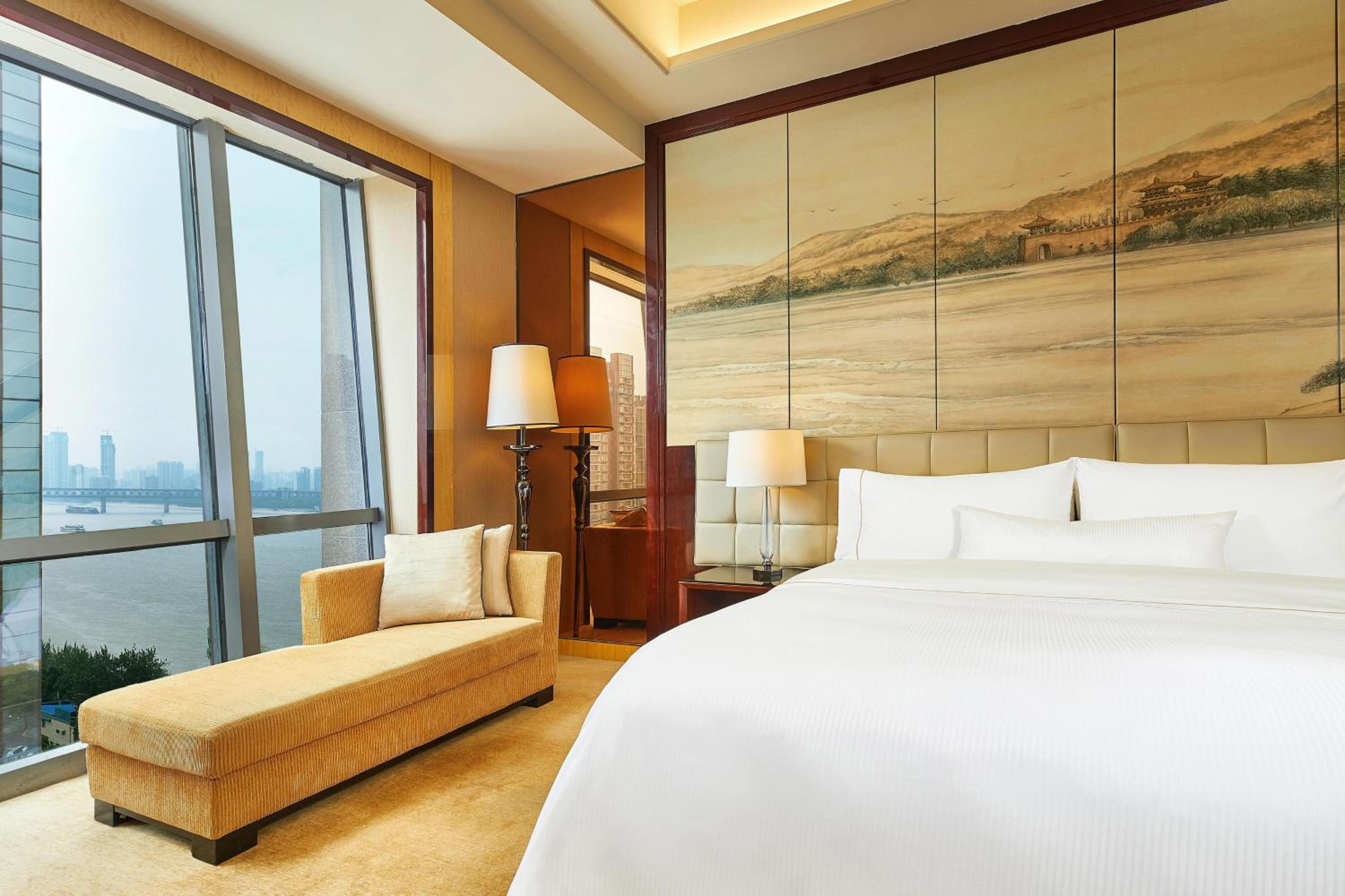 Club Partial River View King Non-Smoking With Executive Lounge Access