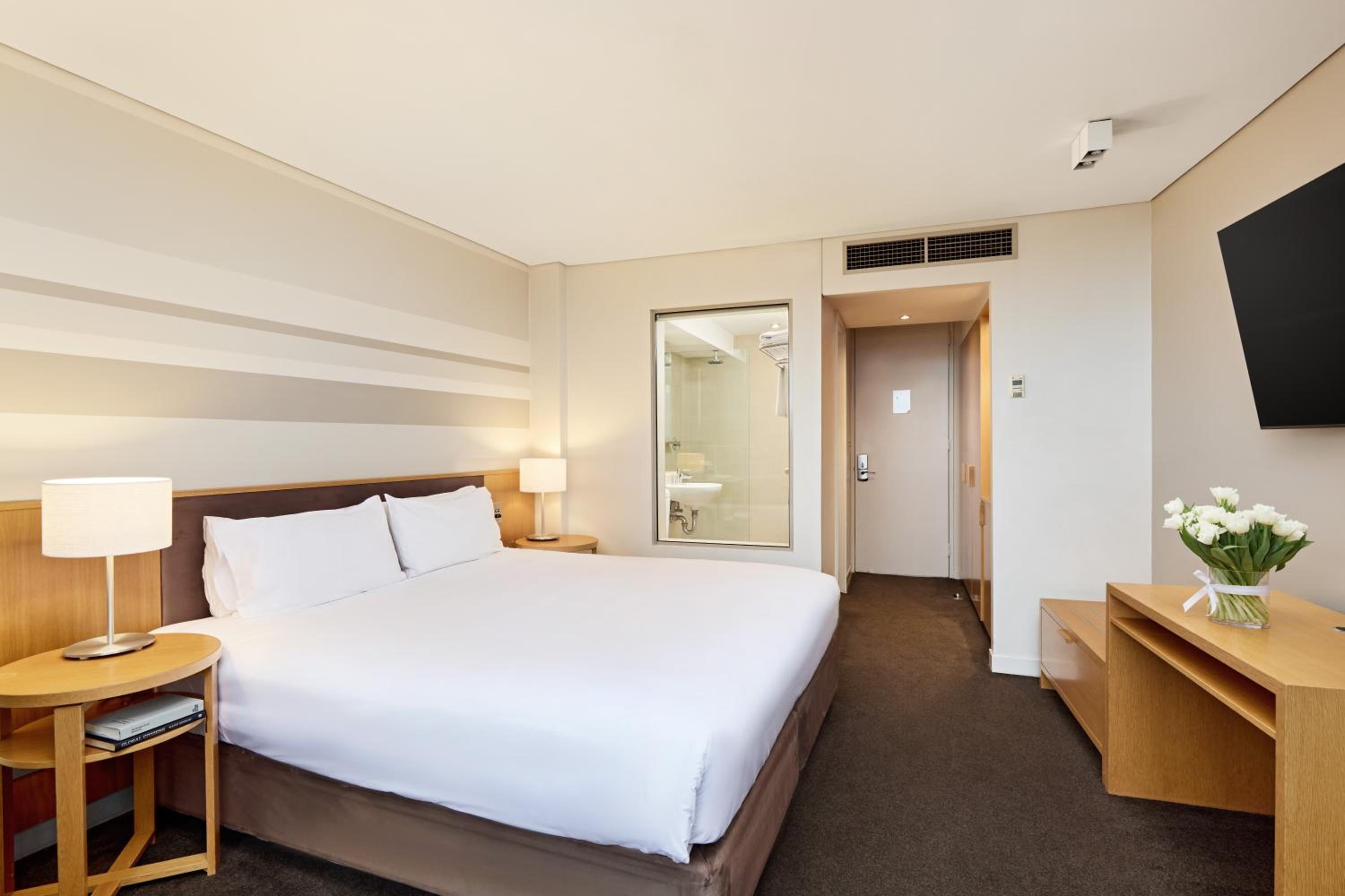 Harbor Bridge King Room thumbnail 5