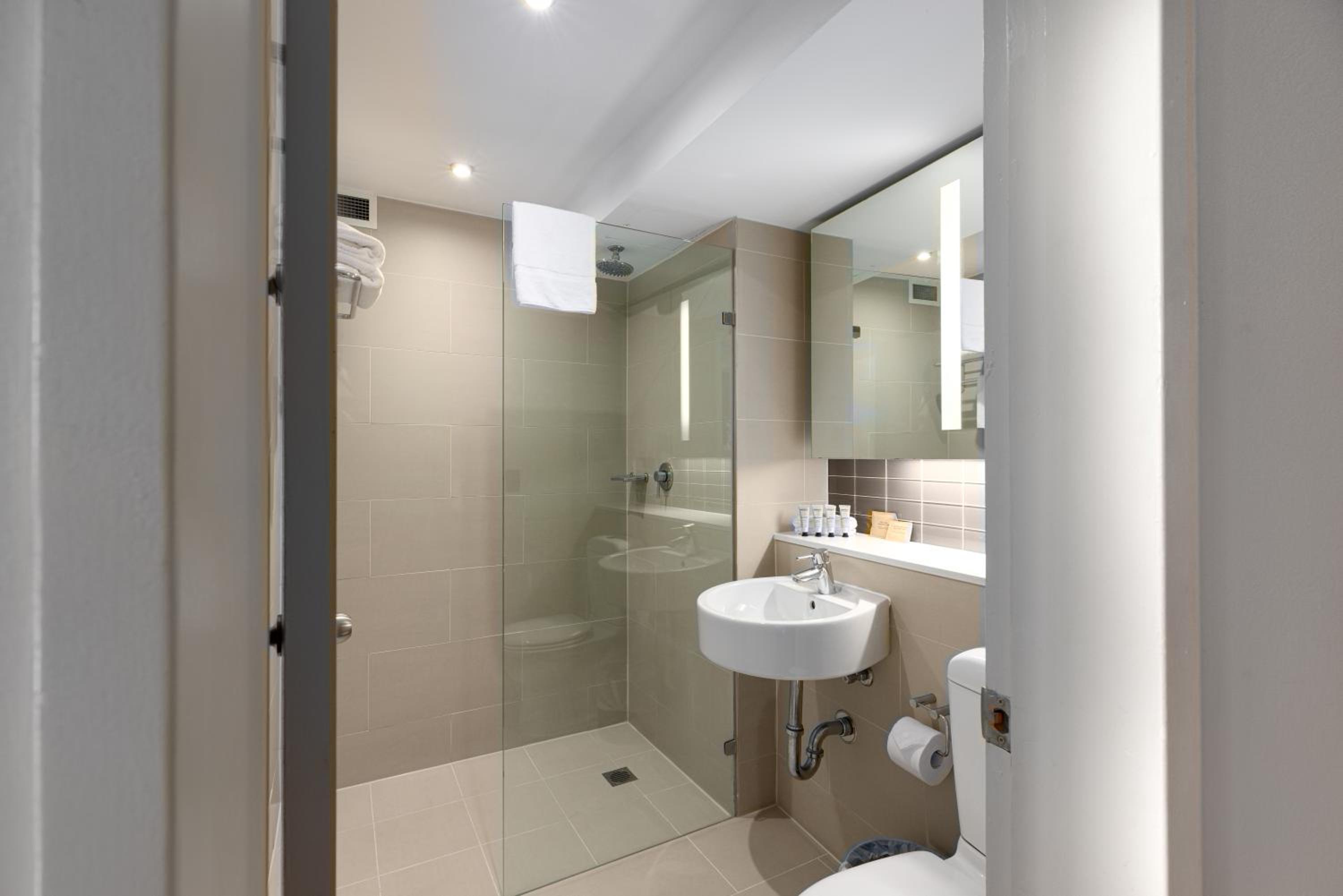 North Sydney Queen Room - Photo 7