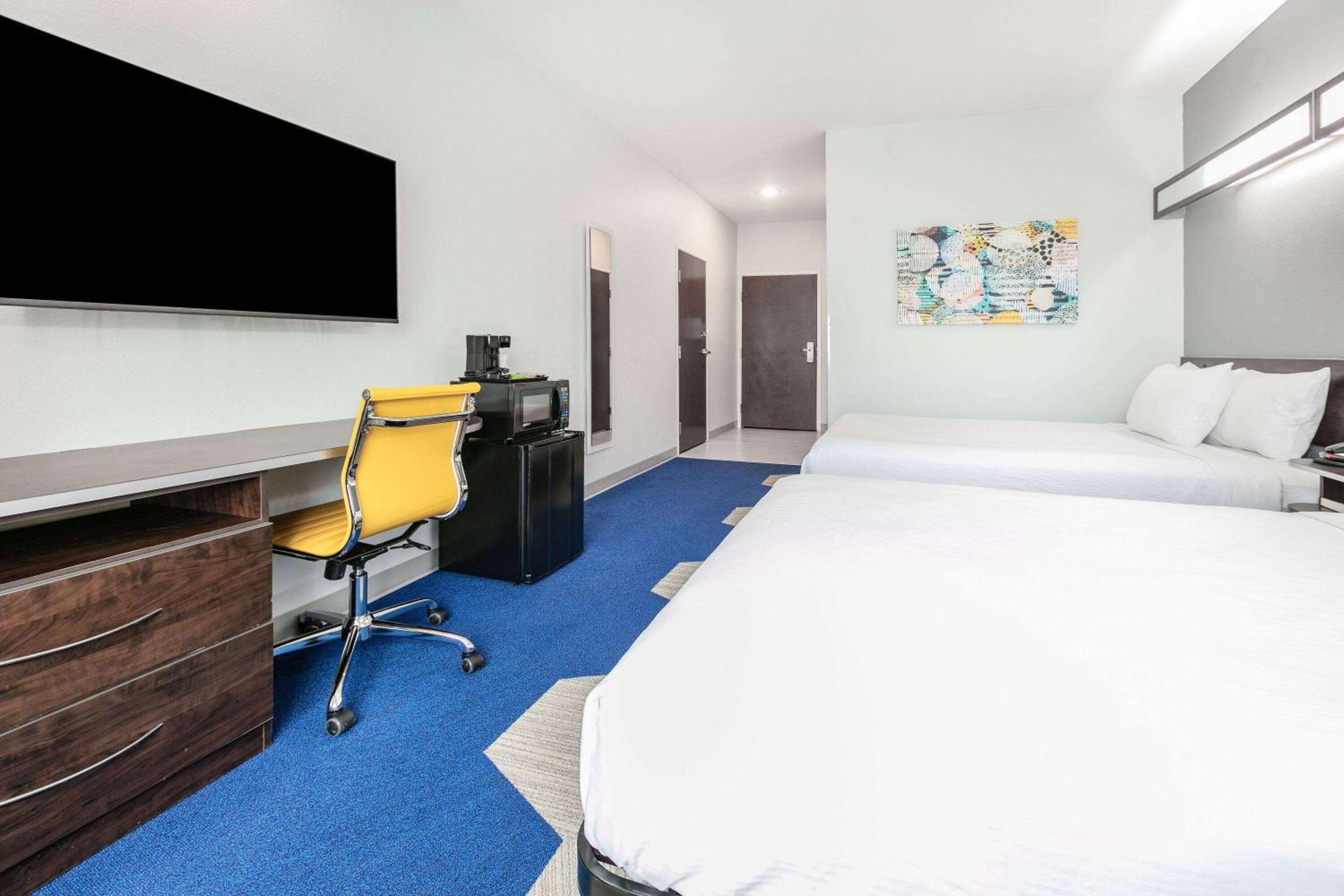 Queen Room with Two Queen Beds - Non-Smoking - Photo 4