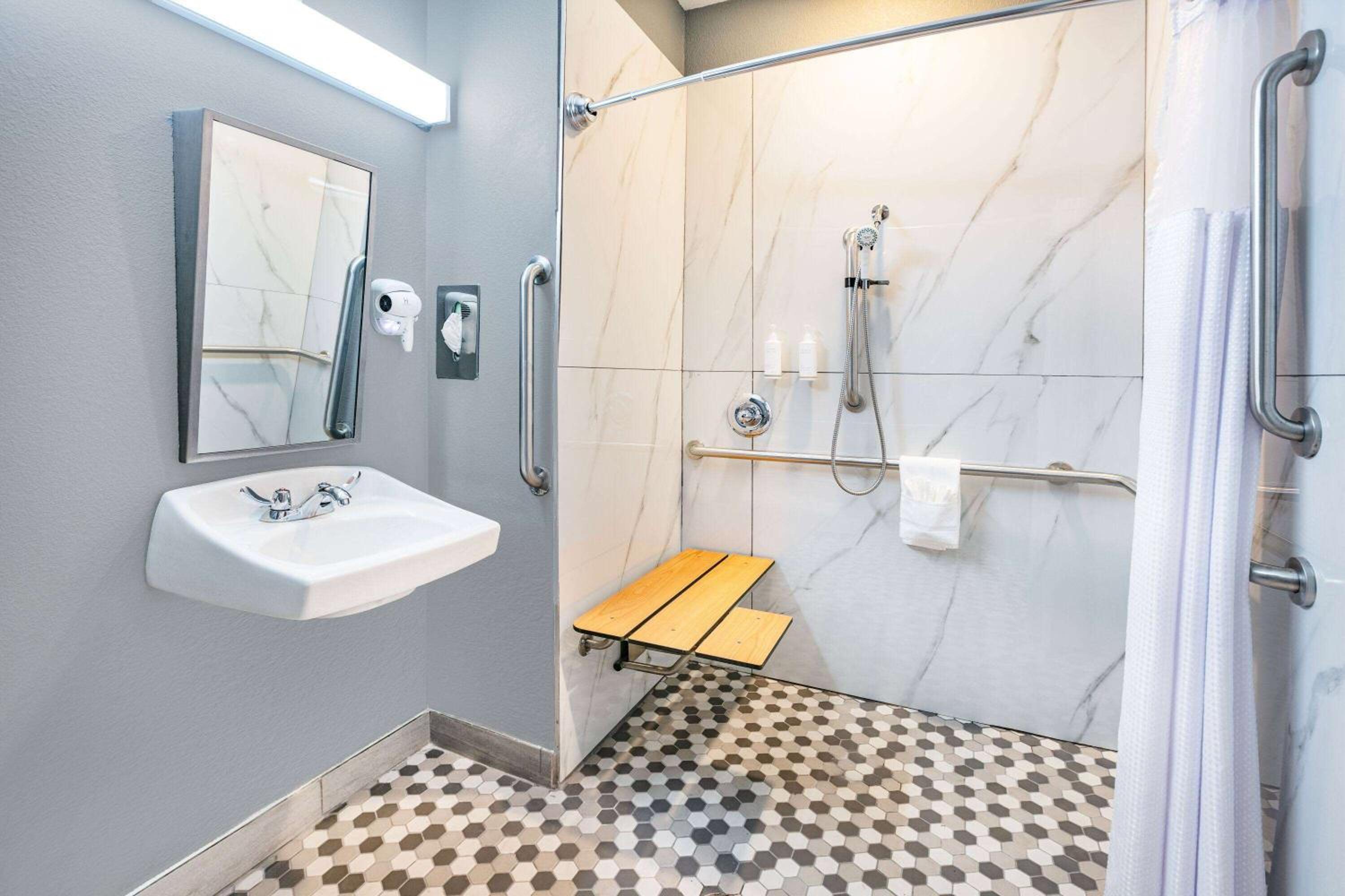 2 Queen Bed, Mobility/Hearing Accessible, Roll-In Shower, Non-Smoking - Photo 2