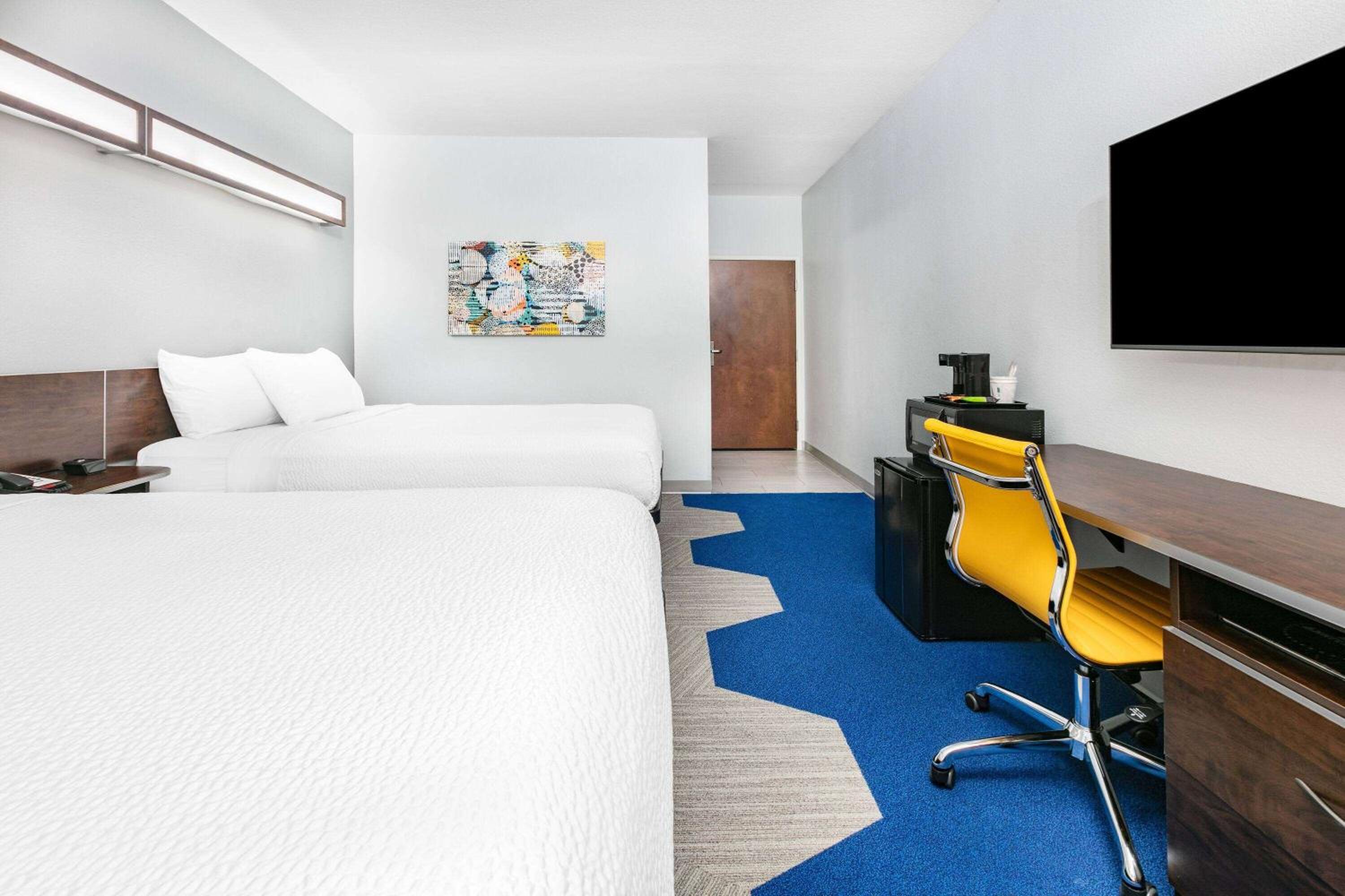 Queen Room with Two Queen Beds - Non-Smoking - Photo 2