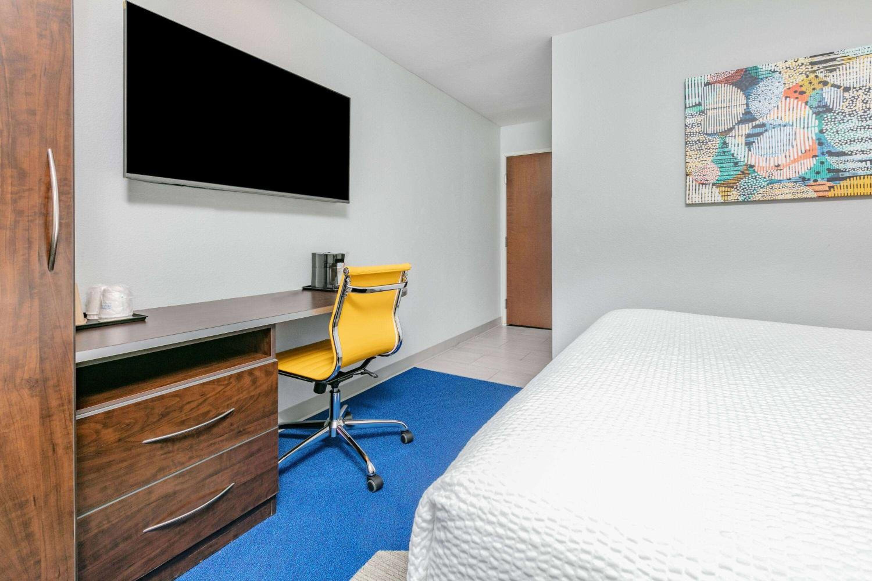 Queen Room - Non-Smoking - Photo 2