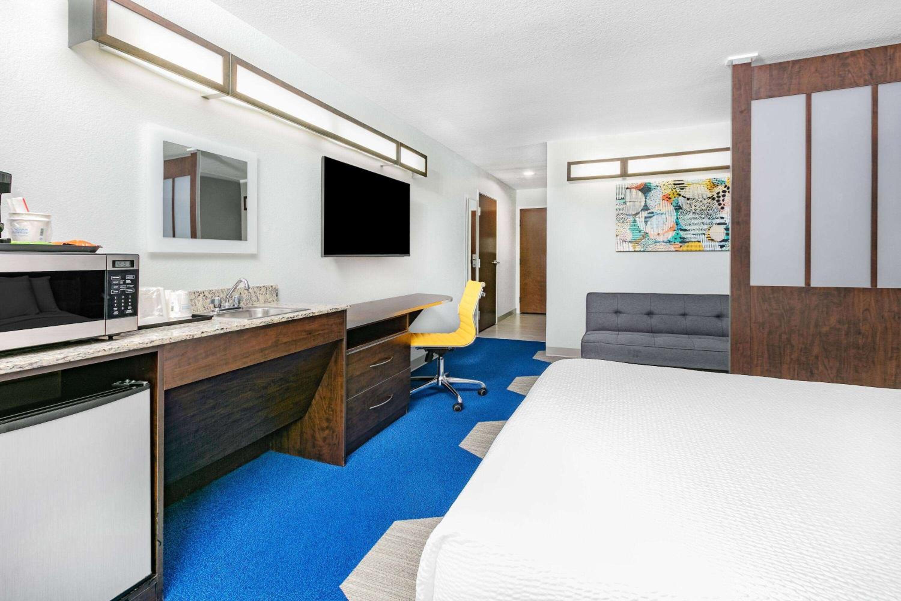 Queen Studio Suite - Accessible/Non-Smoking - Photo 5