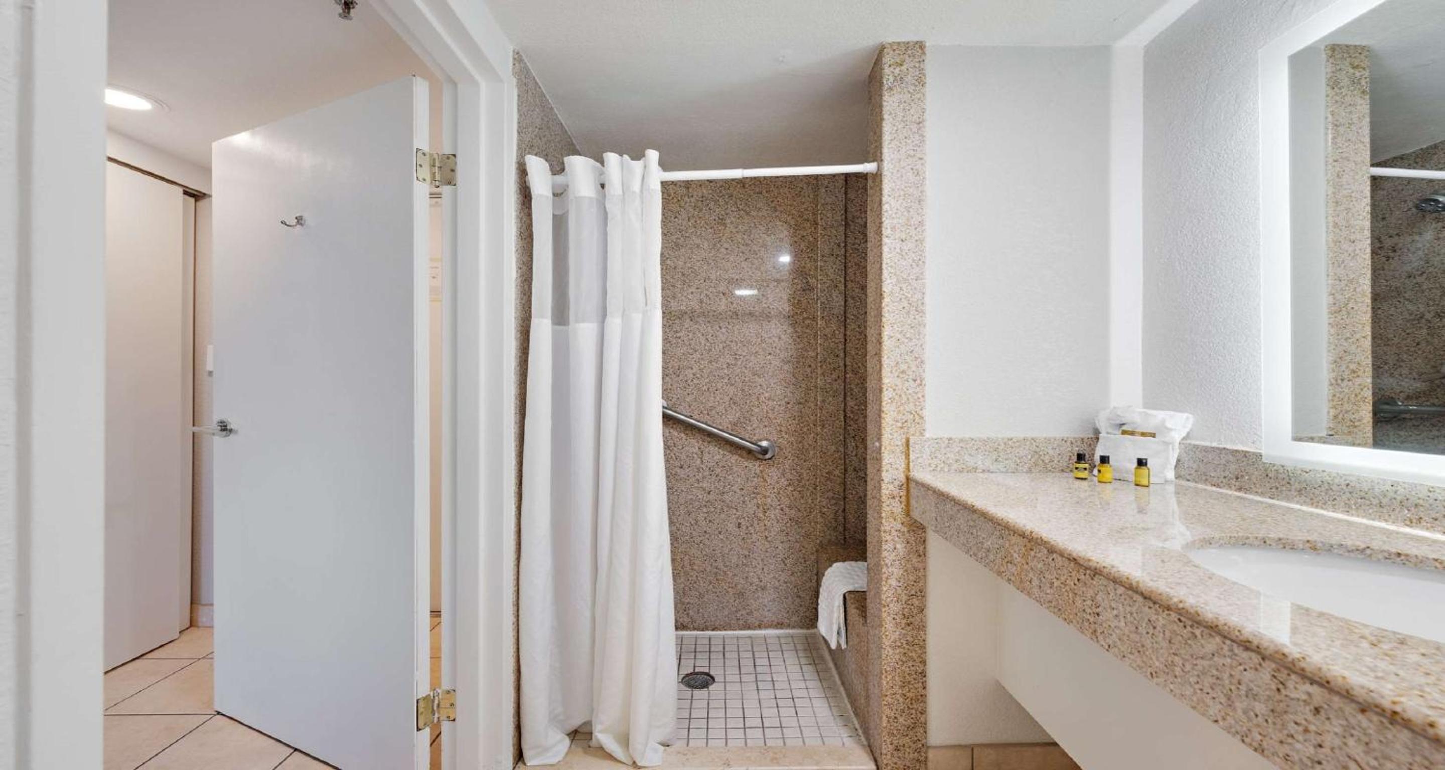 Queen Room with Sofa Bed - Ocean Front/Disability Access - Photo 5