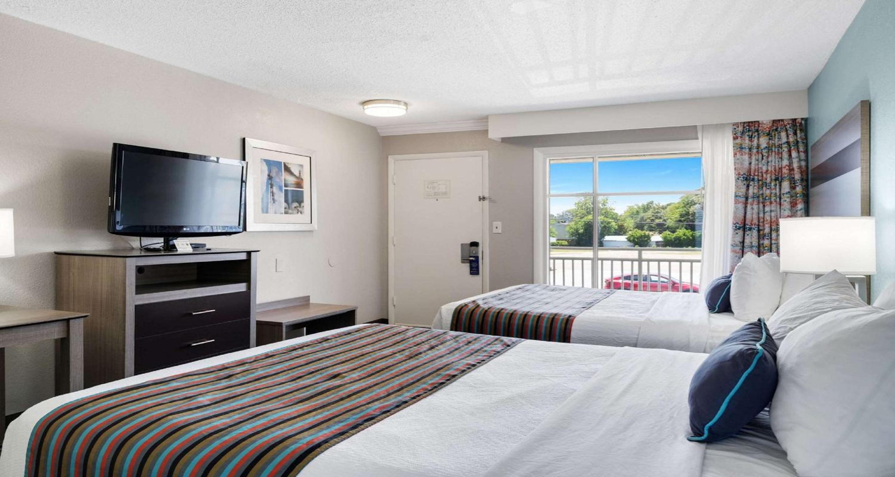 Queen Room with Two Queen Beds and Kitchen - Non-smoking - Photo 1