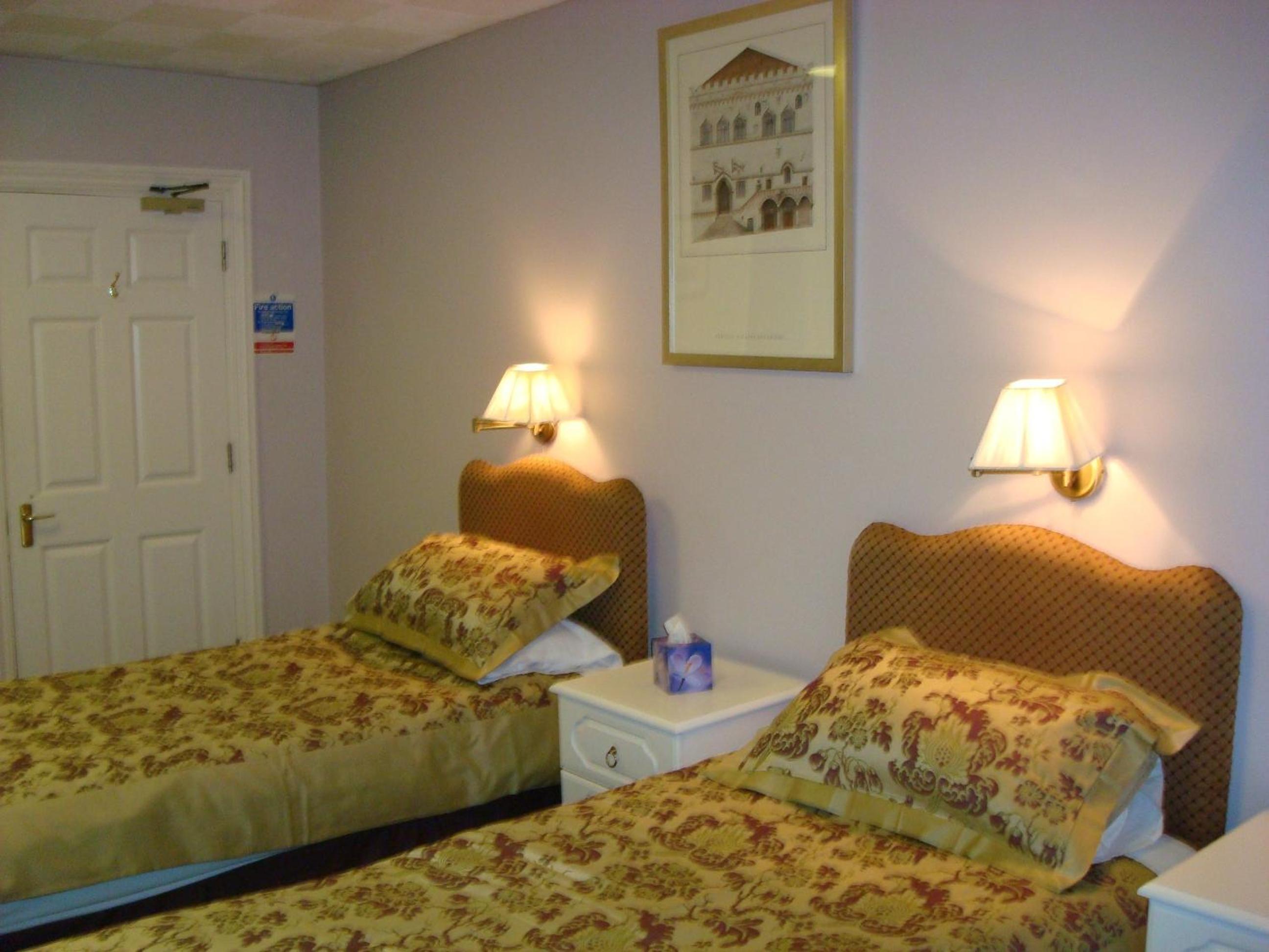 Twin Room - Photo 6