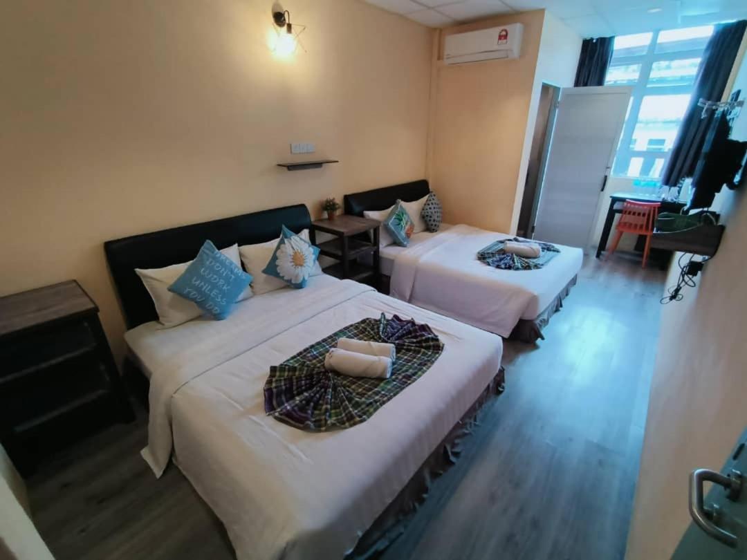 Queen Room with Two Queen Beds photo 1