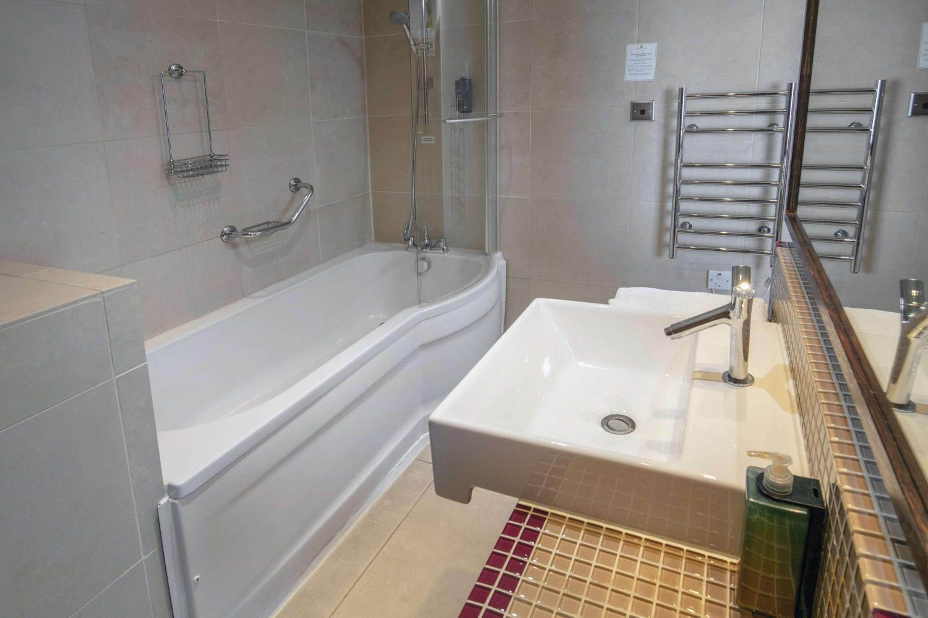 Family Room with One Double Bed and One Single Bed - Non-Smoking photo 3