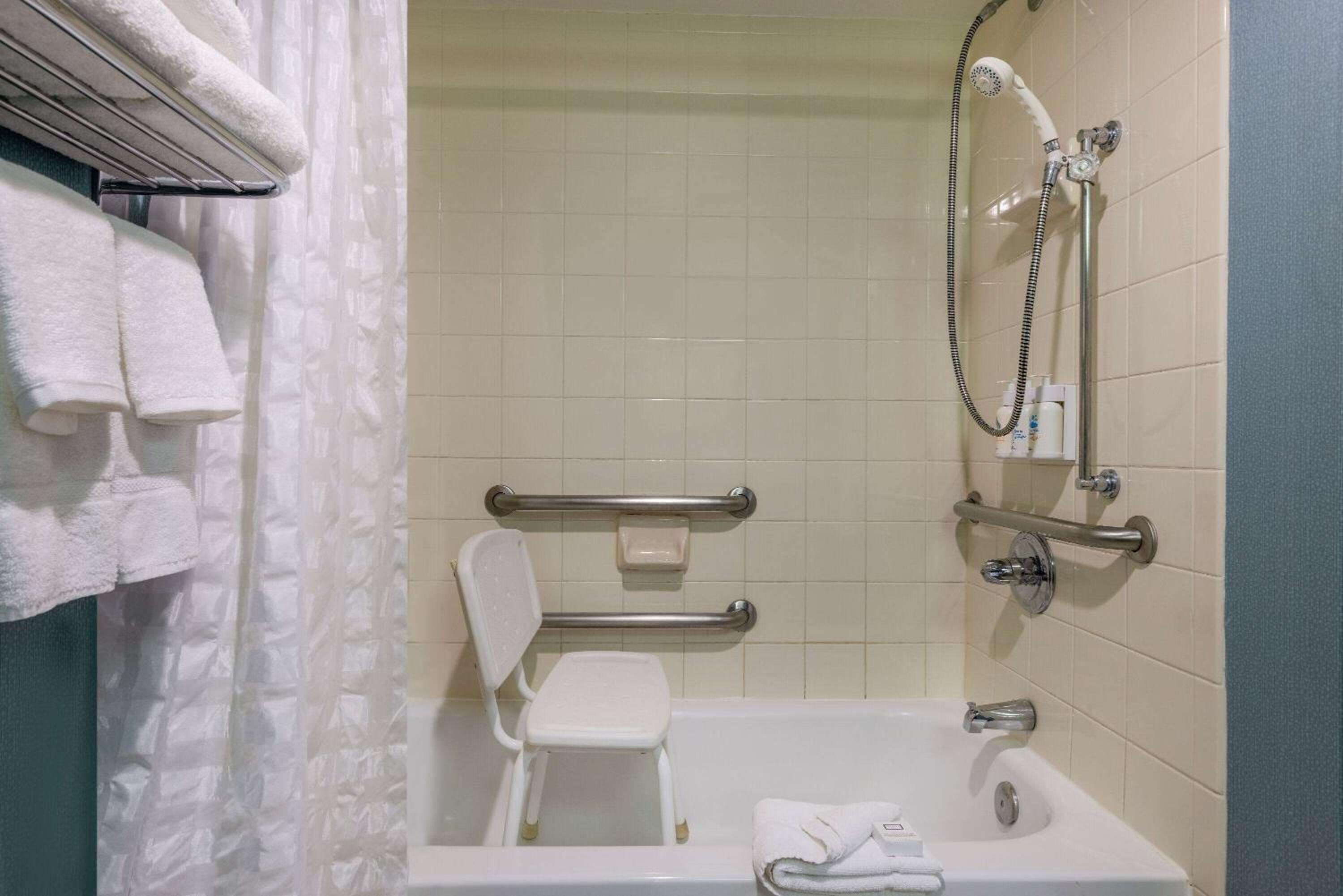 Accessible King Junior Suite with Bathtub with Grab Bars - Non-Smoking - Photo 4