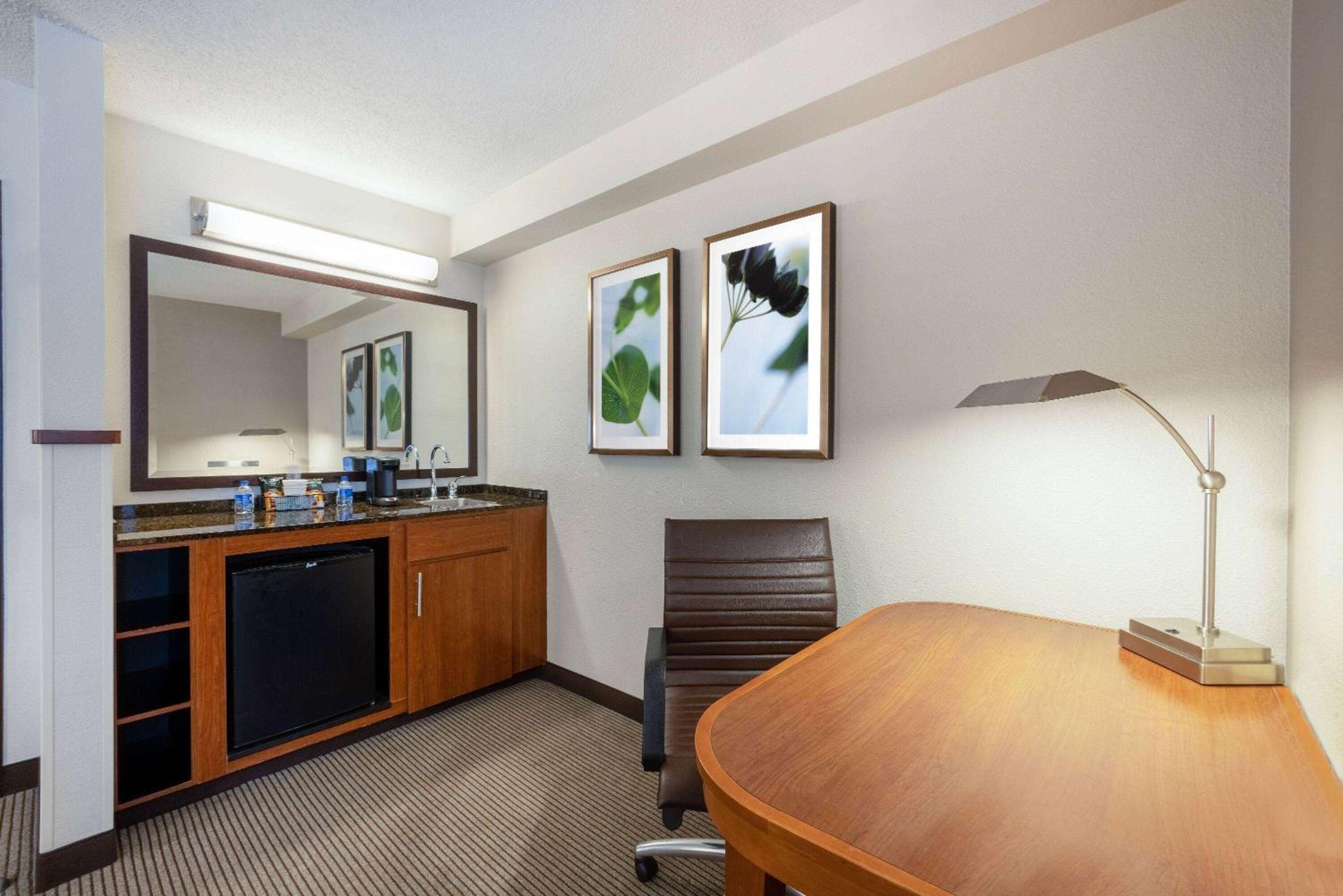Junior King Suite - Non-Smoking - Photo 4