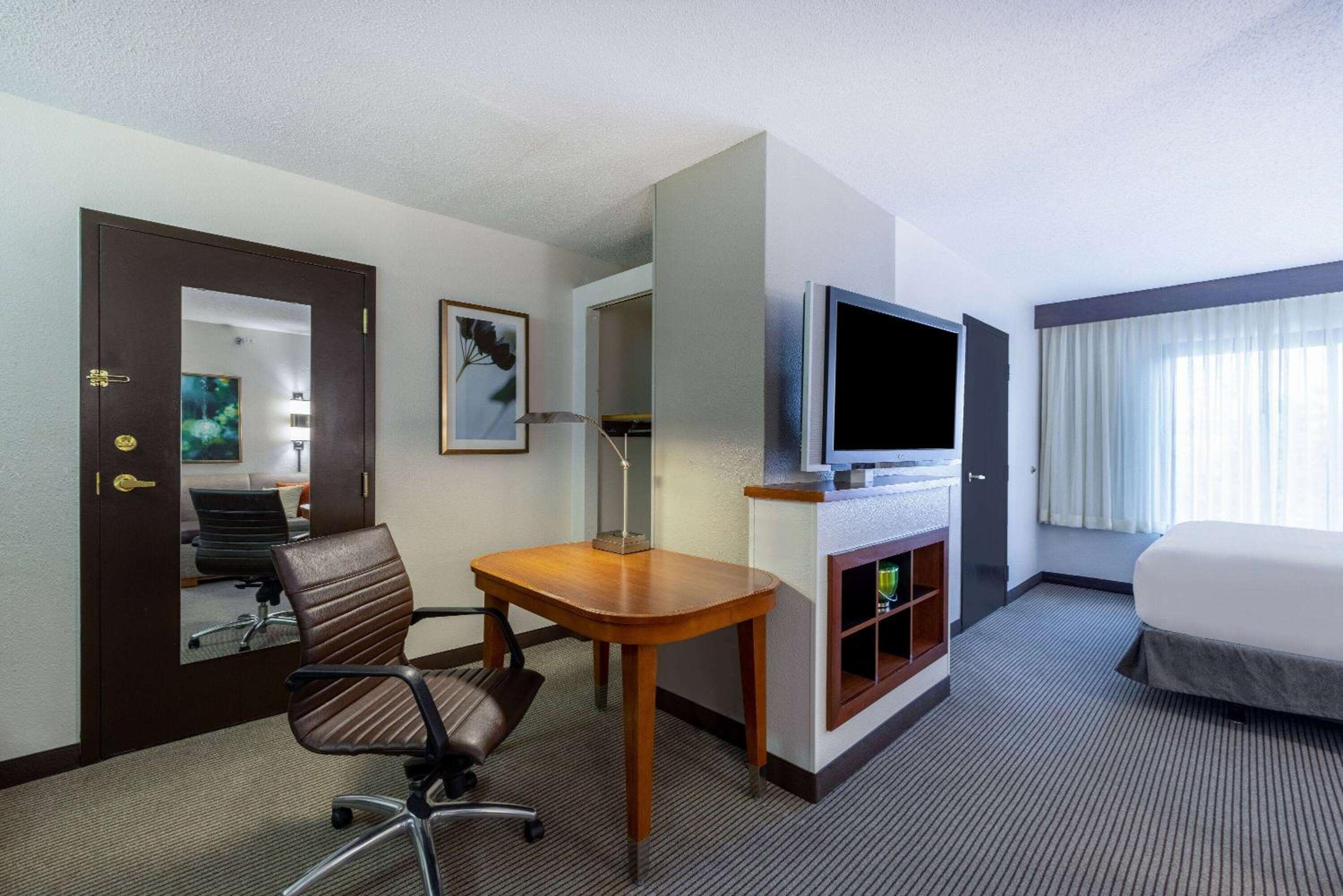 Accessible King Junior Suite with Bathtub with Grab Bars - Non-Smoking - Photo 1