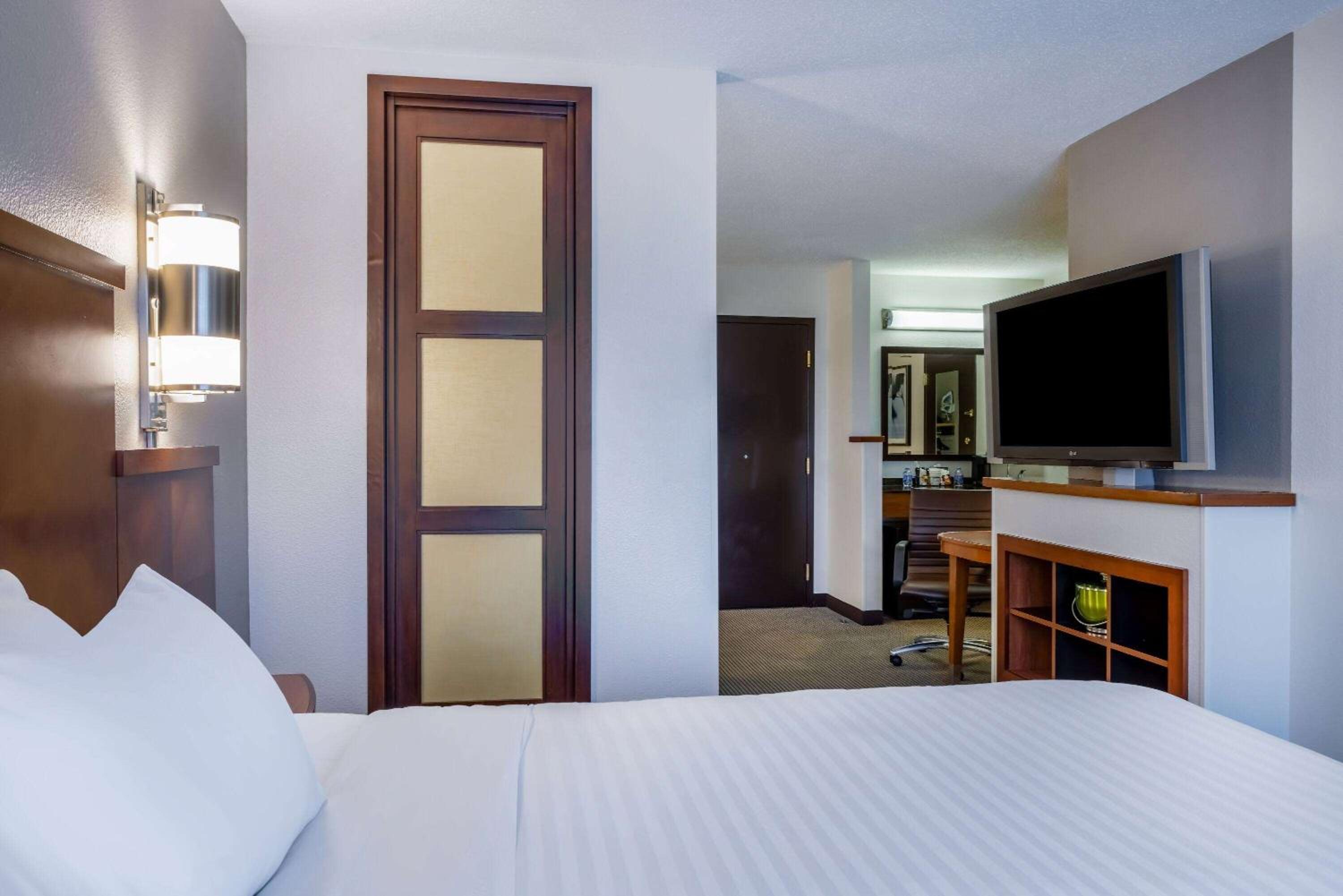 Junior King Suite - Non-Smoking - Photo 5