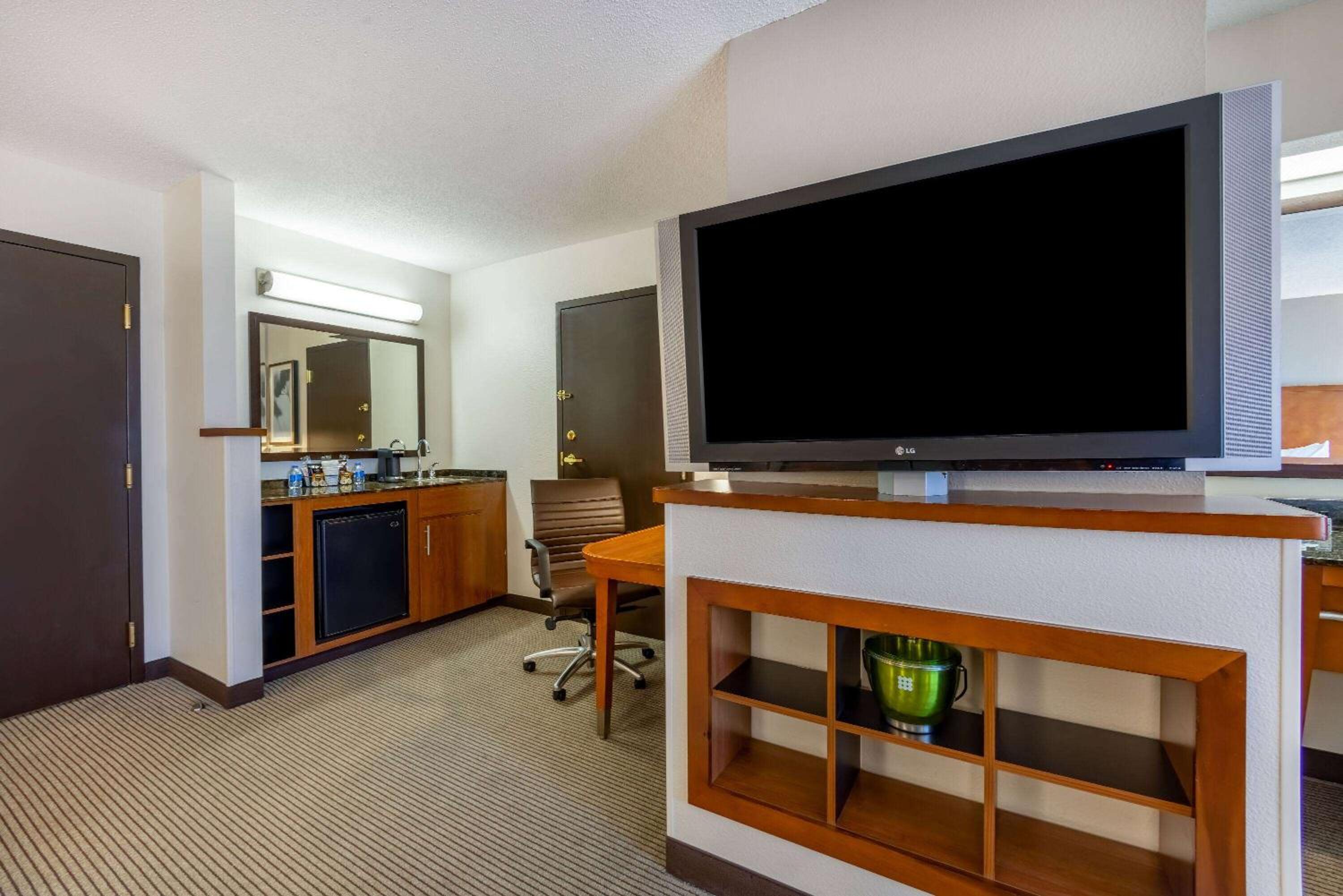 Junior King Suite - Non-Smoking - Photo 7