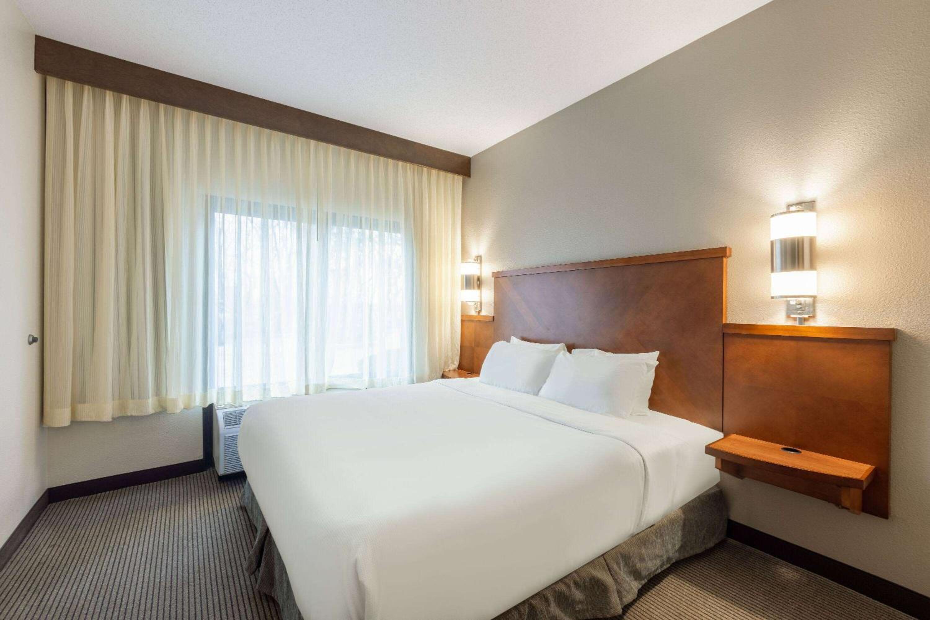 Junior King Suite - Non-Smoking - Photo 2