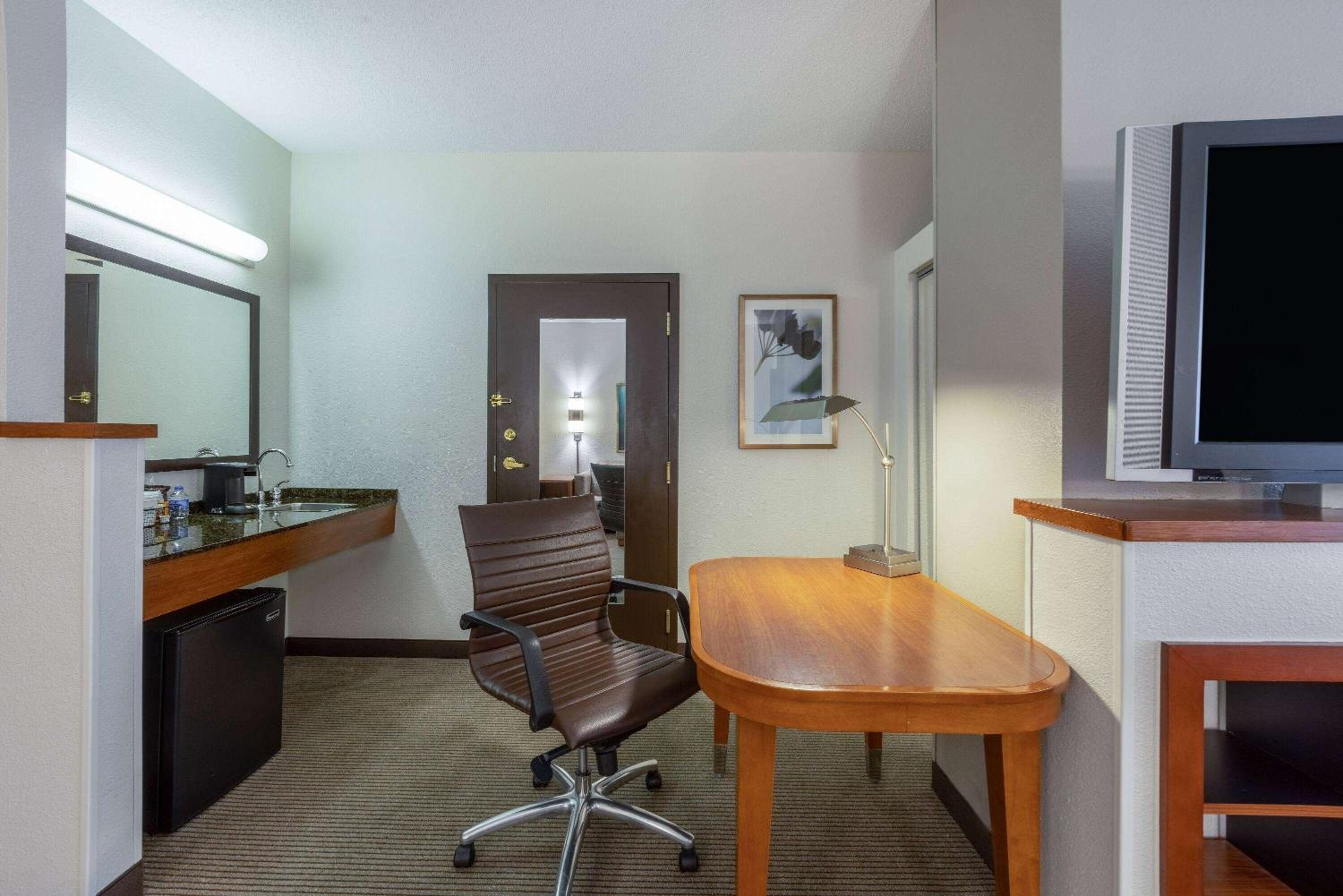 Accessible King Junior Suite with Bathtub with Grab Bars - Non-Smoking - Photo 3